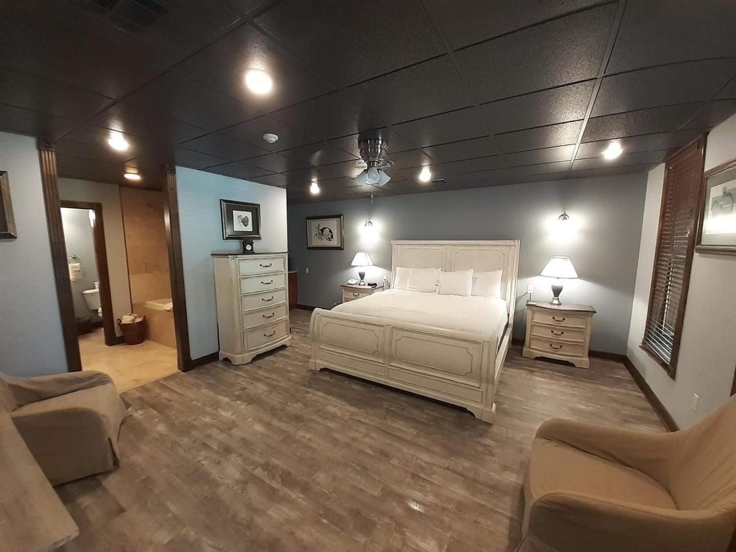 100 Grand King Suite
