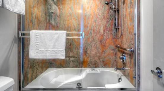 King Suite with Spa Bath - Photo 6
