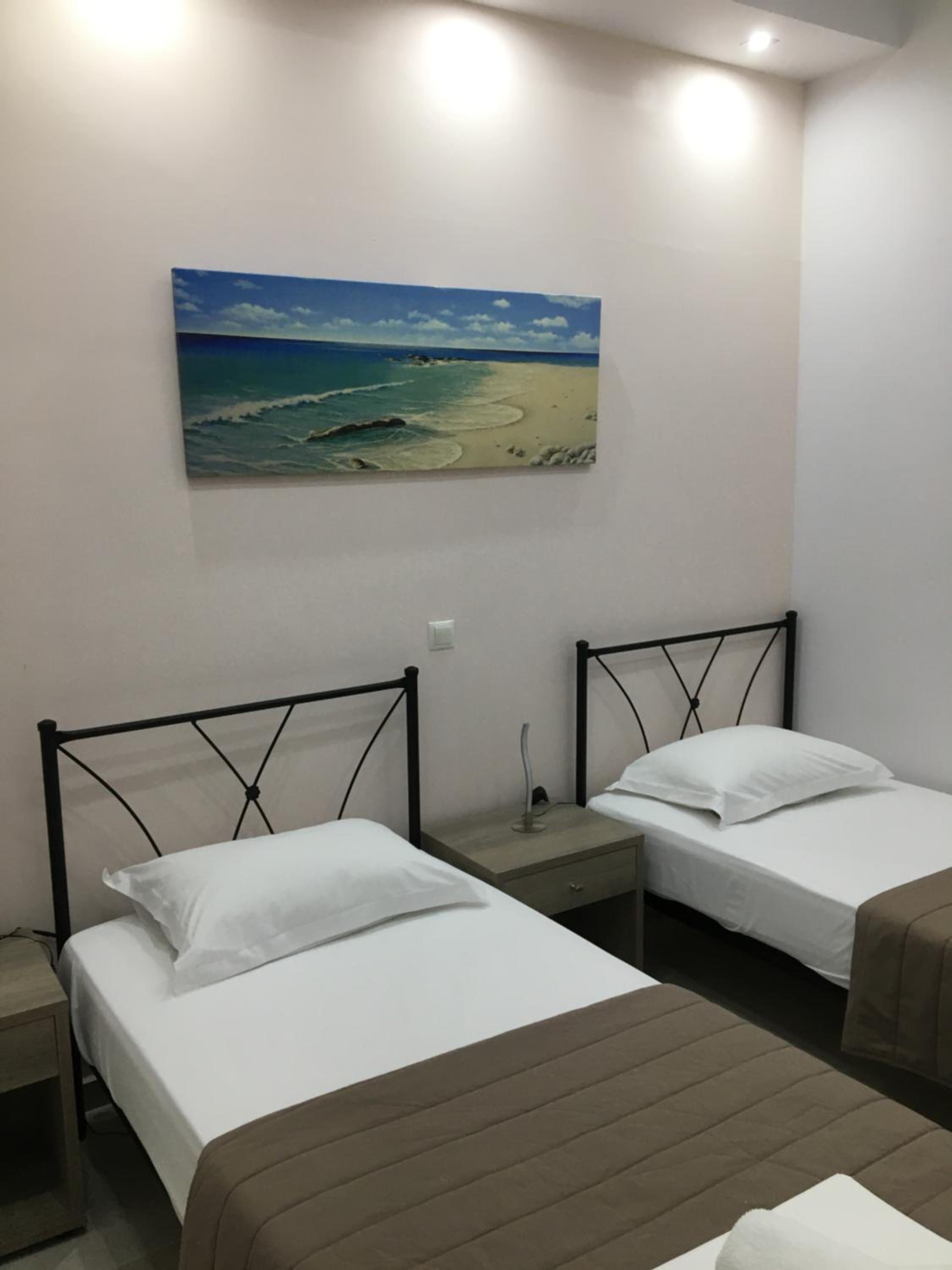Twin Room - Photo 11