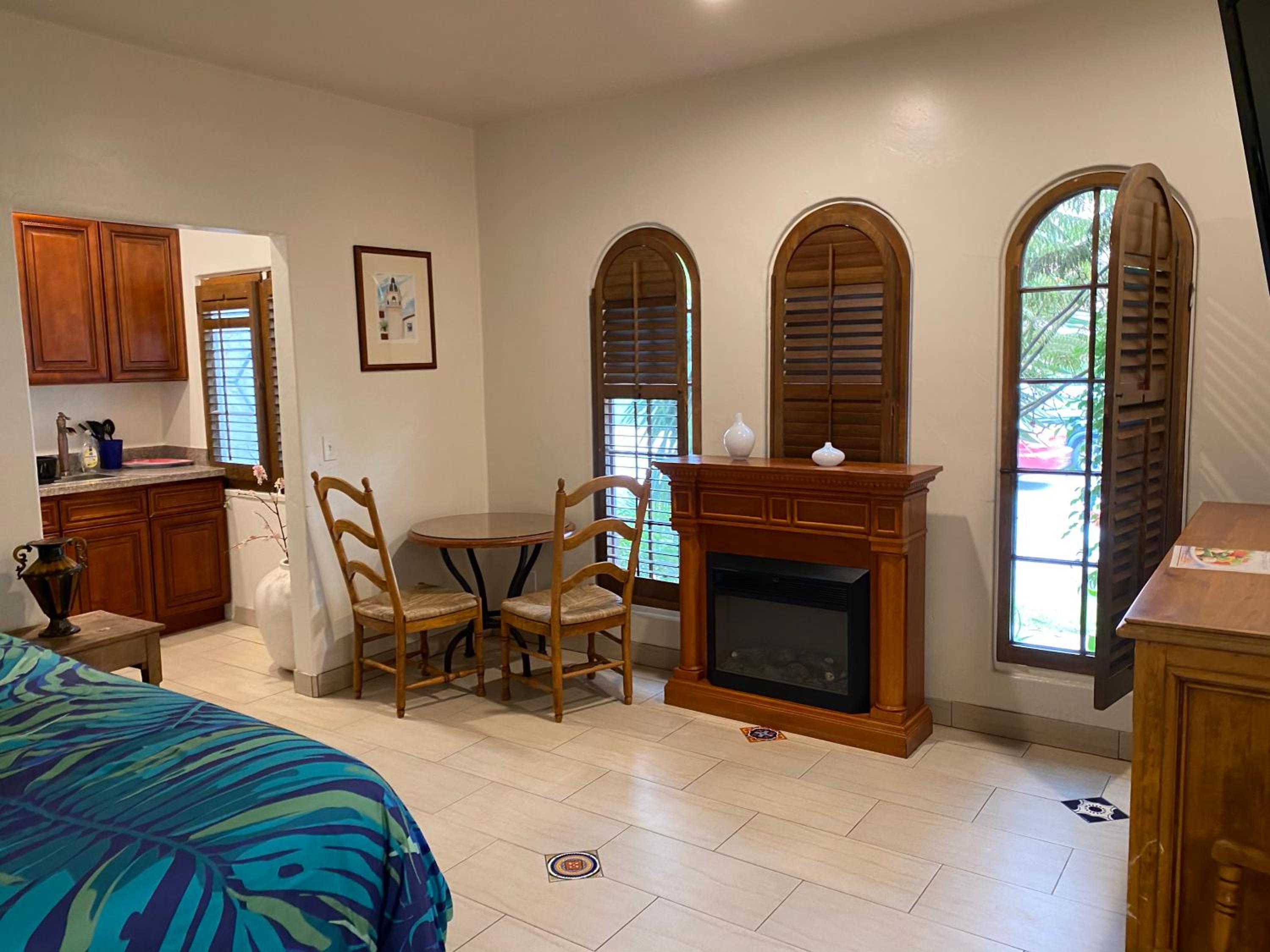 Deluxe King Suite - Photo 2