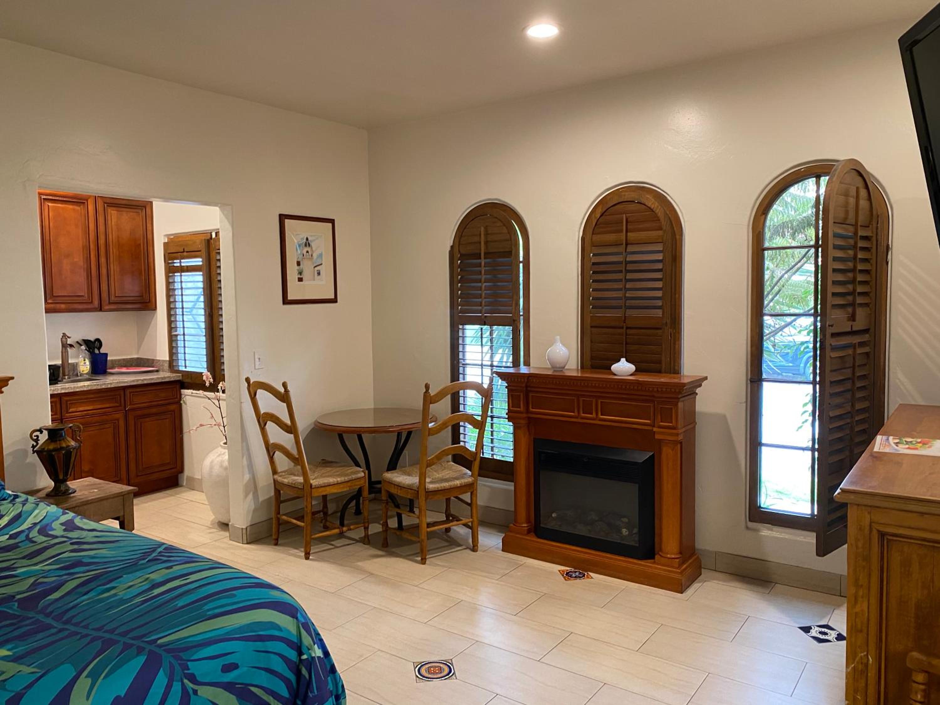 Deluxe King Suite - Photo 25
