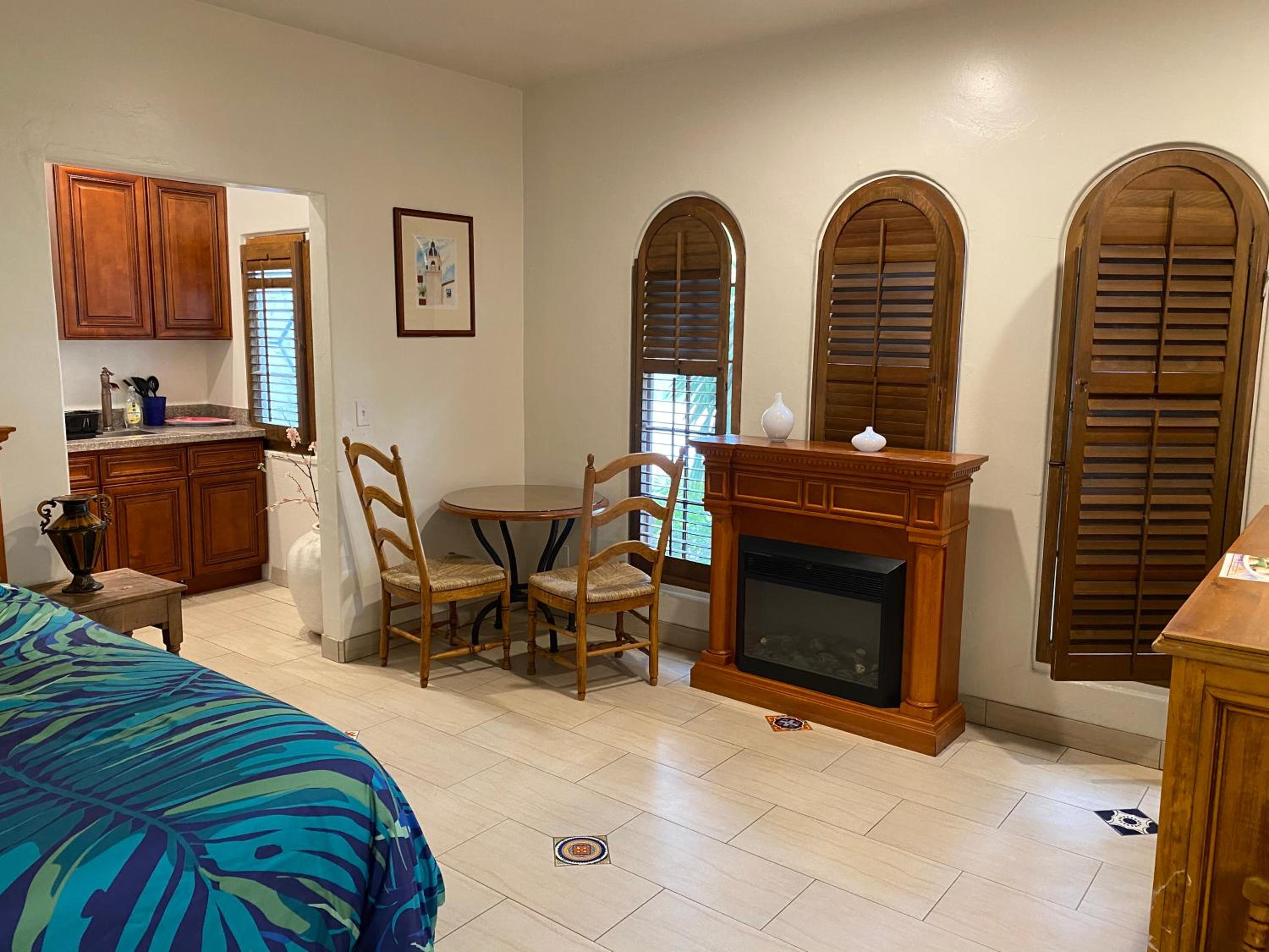 Deluxe King Suite - Photo 12