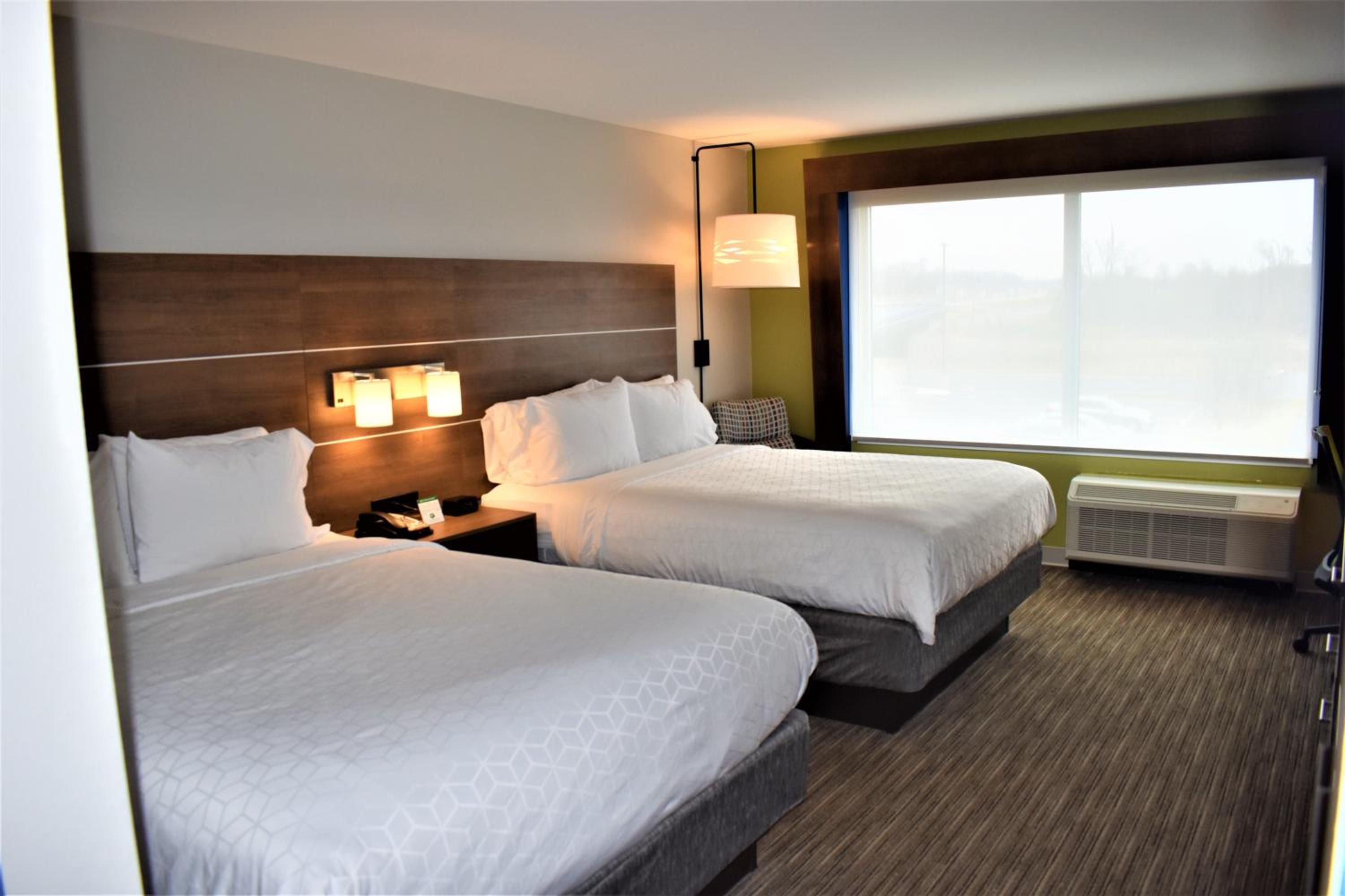 Standard Queen Room with Two Queen Beds and Mobility Accessible Tub photo 3