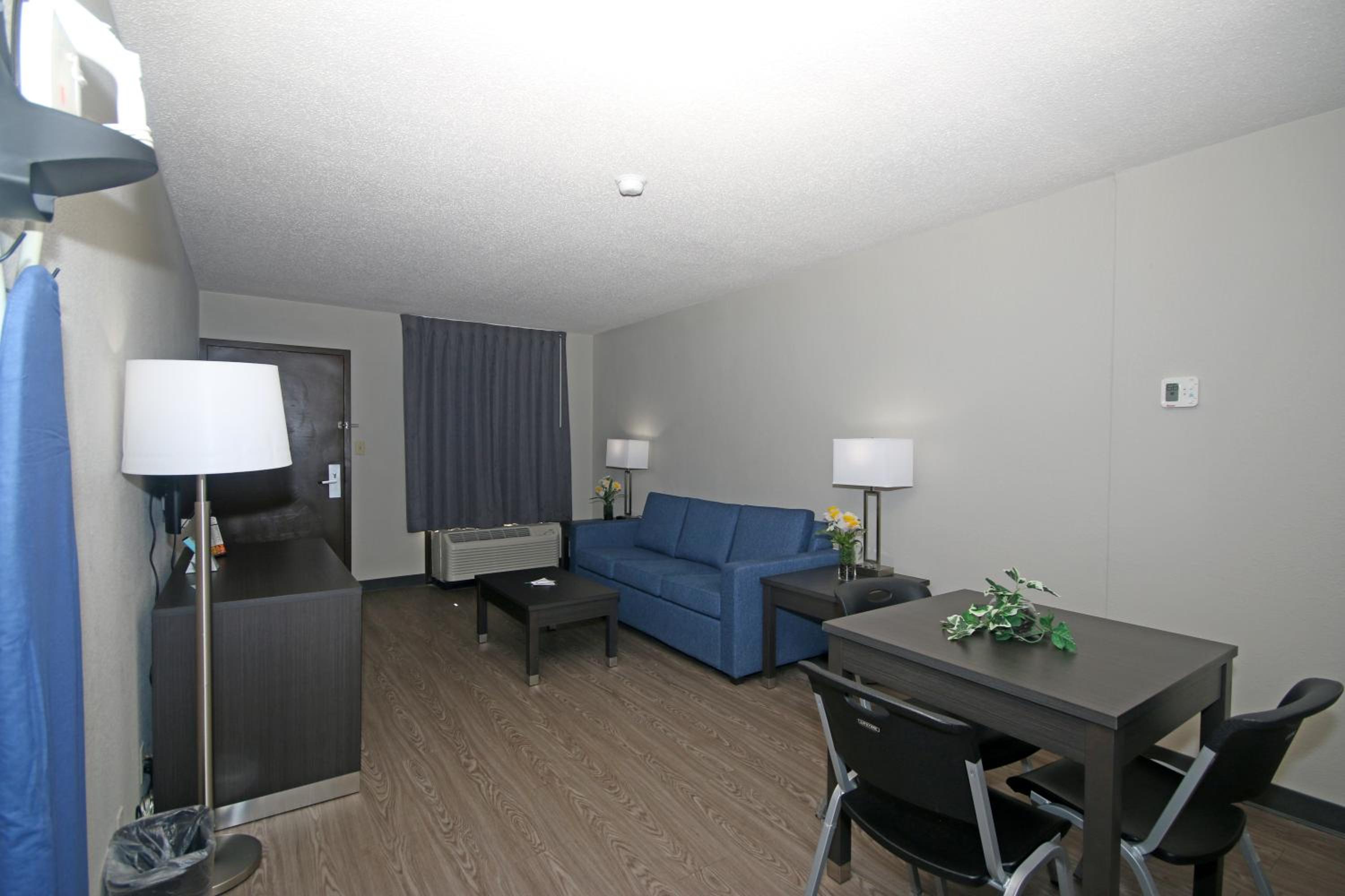King Suite - Accessible/Non Smoking photo 3