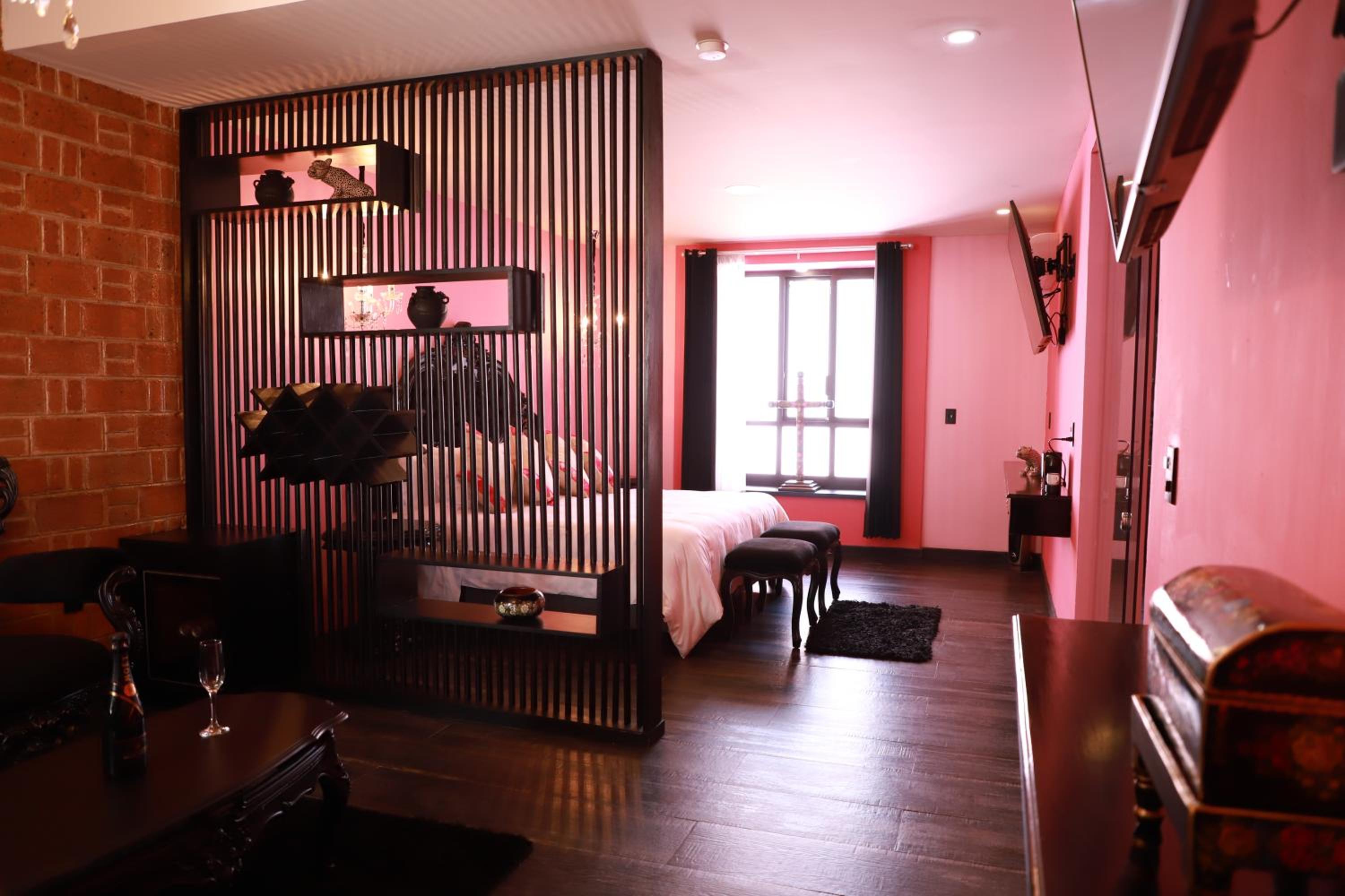 Deluxe King Suite - Photo 3