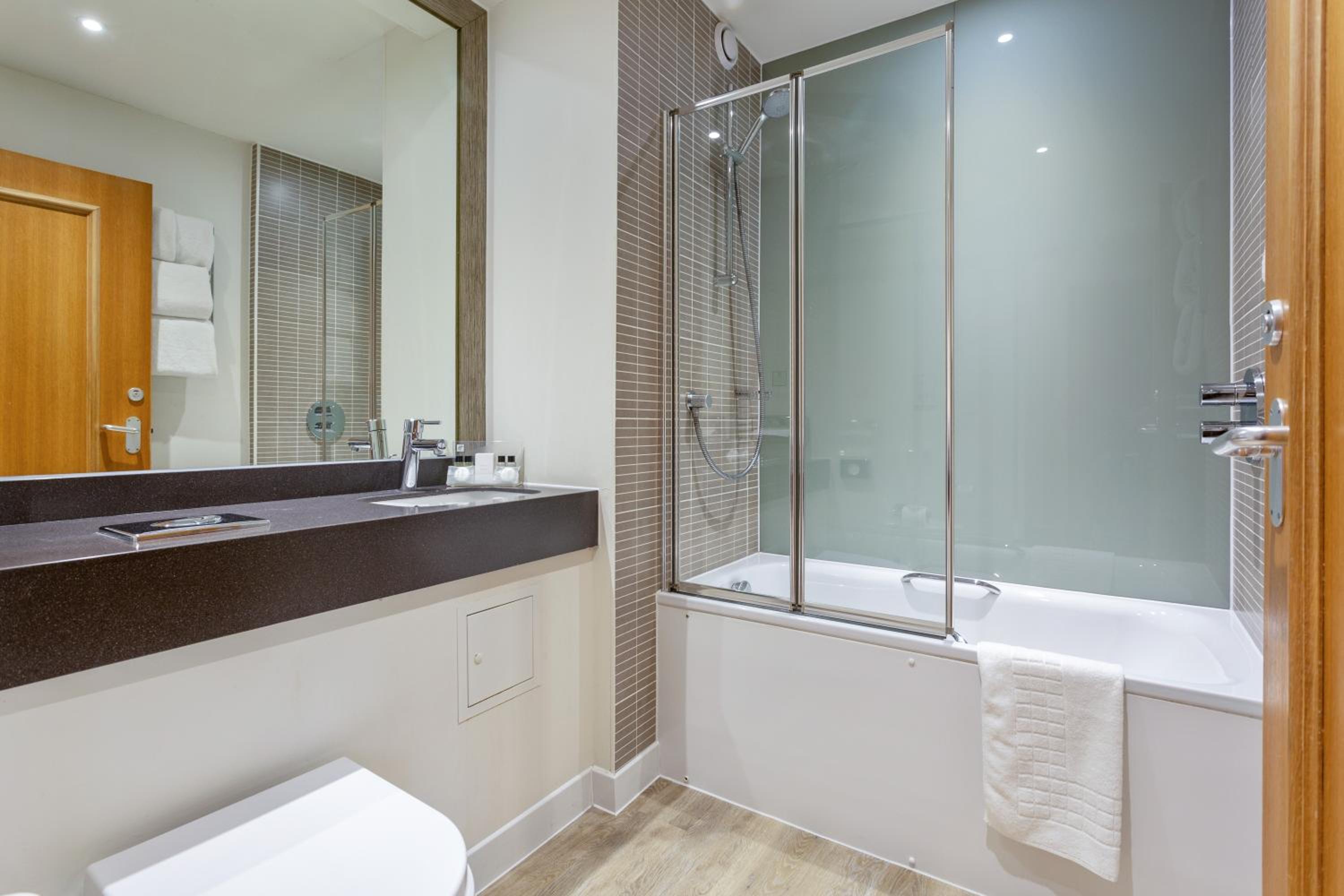 Standard Queen Room - Photo 7