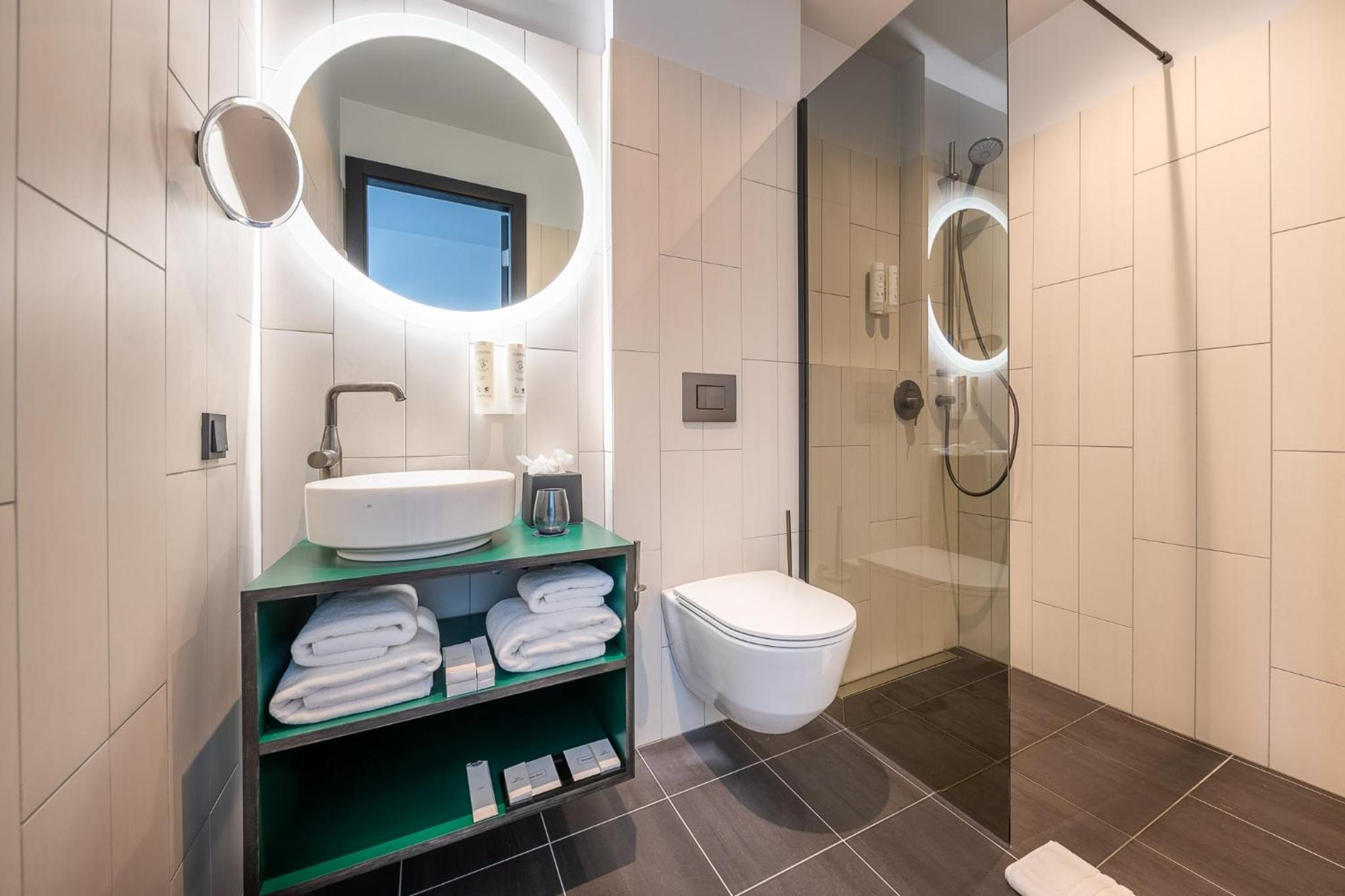 Double or Twin Room with Balcony and spa access - Photo 5