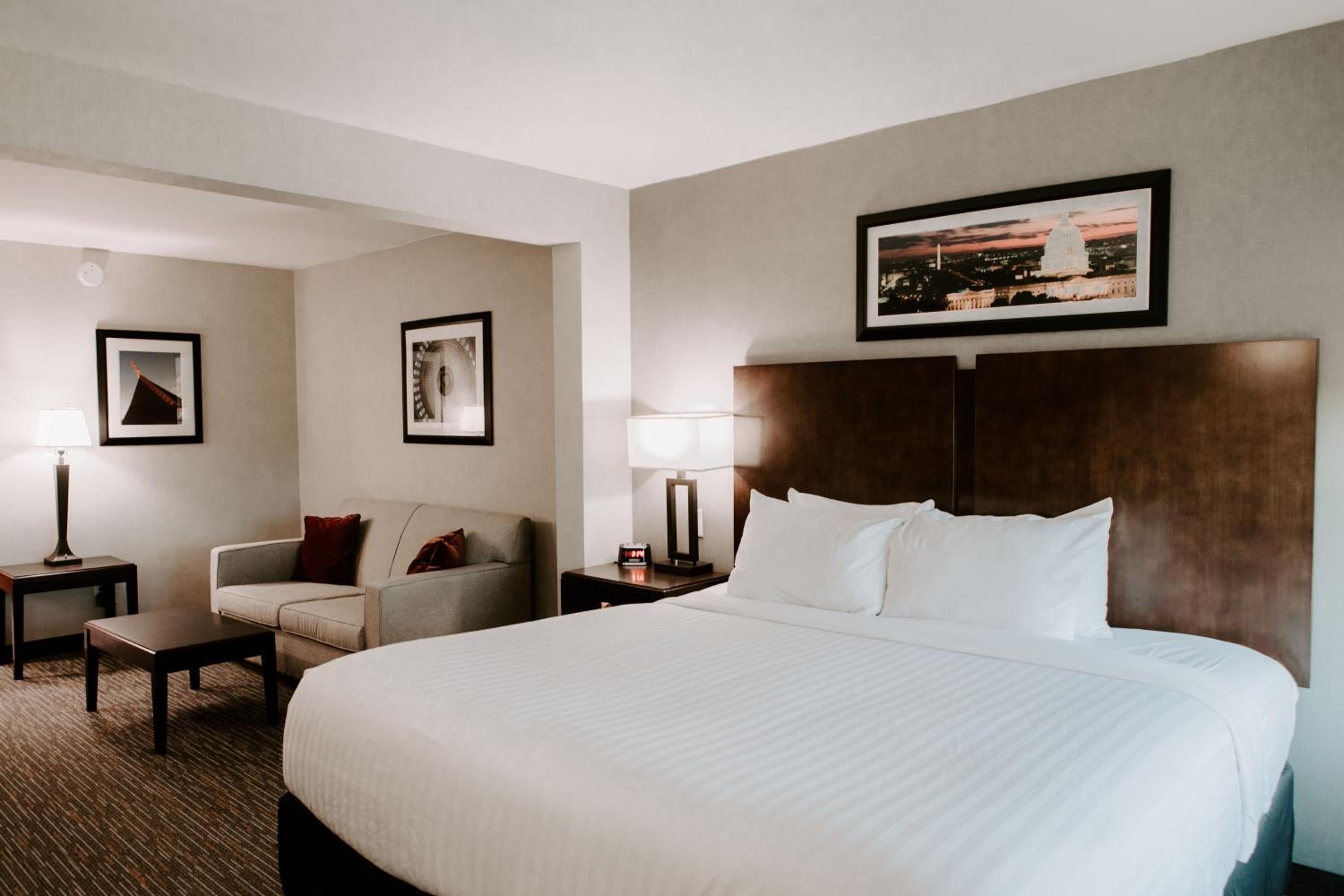Deluxe King Room - Non-Smoking - Photo 4