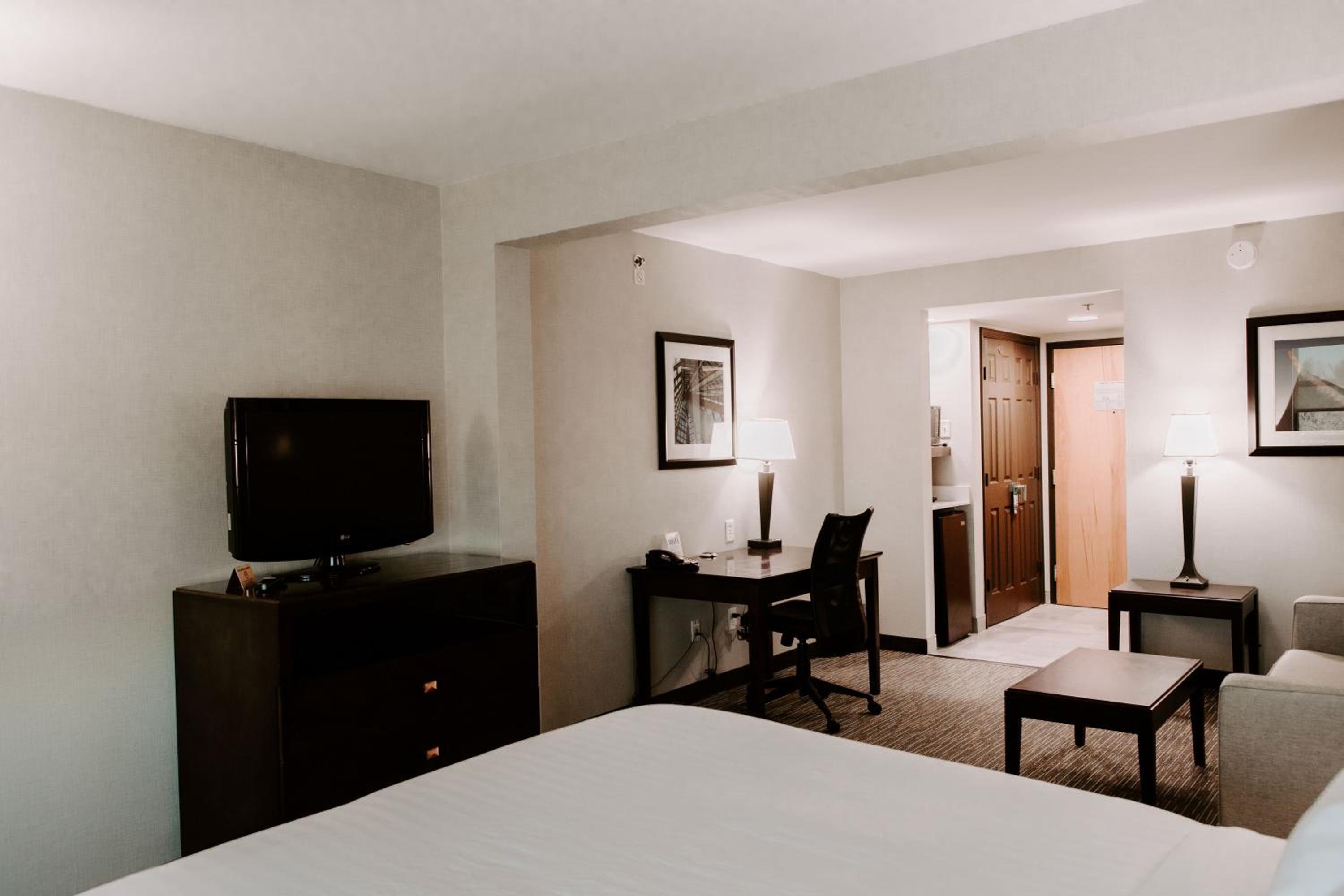 Deluxe King Room - Non-Smoking - Photo 2