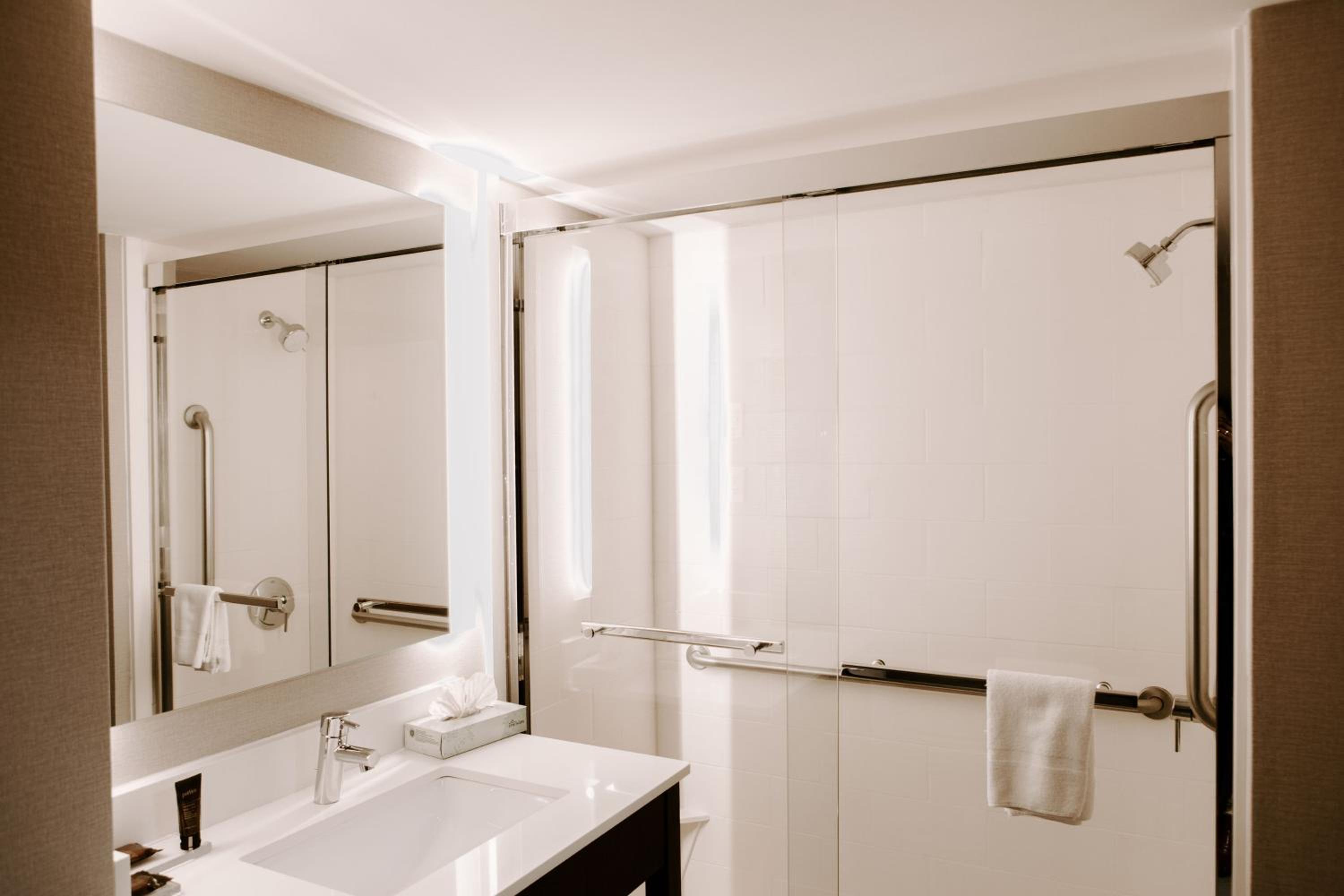 Deluxe Double Room with Two Double Beds - Disability Access - Non-Smoking - Photo 2