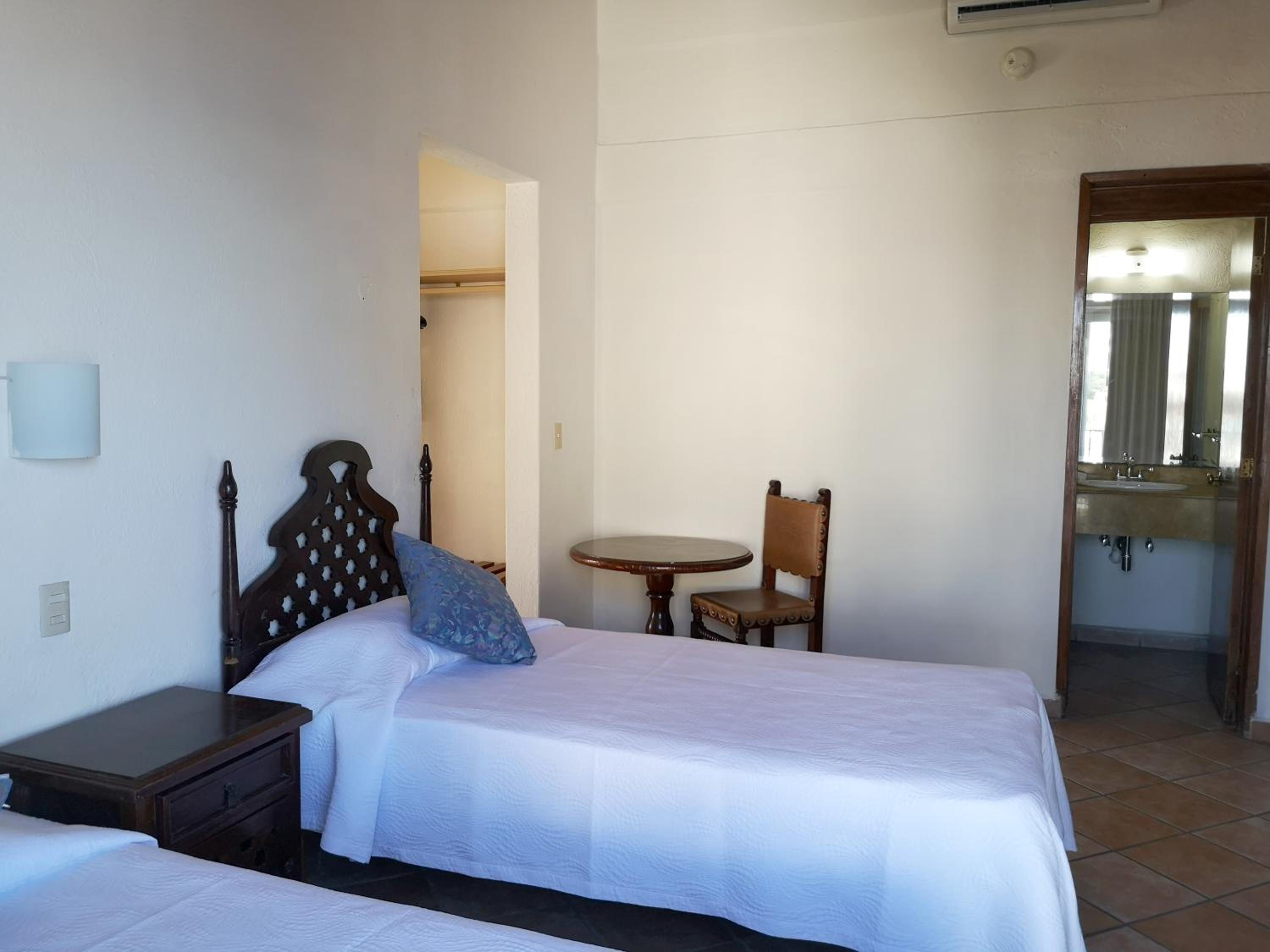 Standard Double Room with Two Double Beds - Photo 14