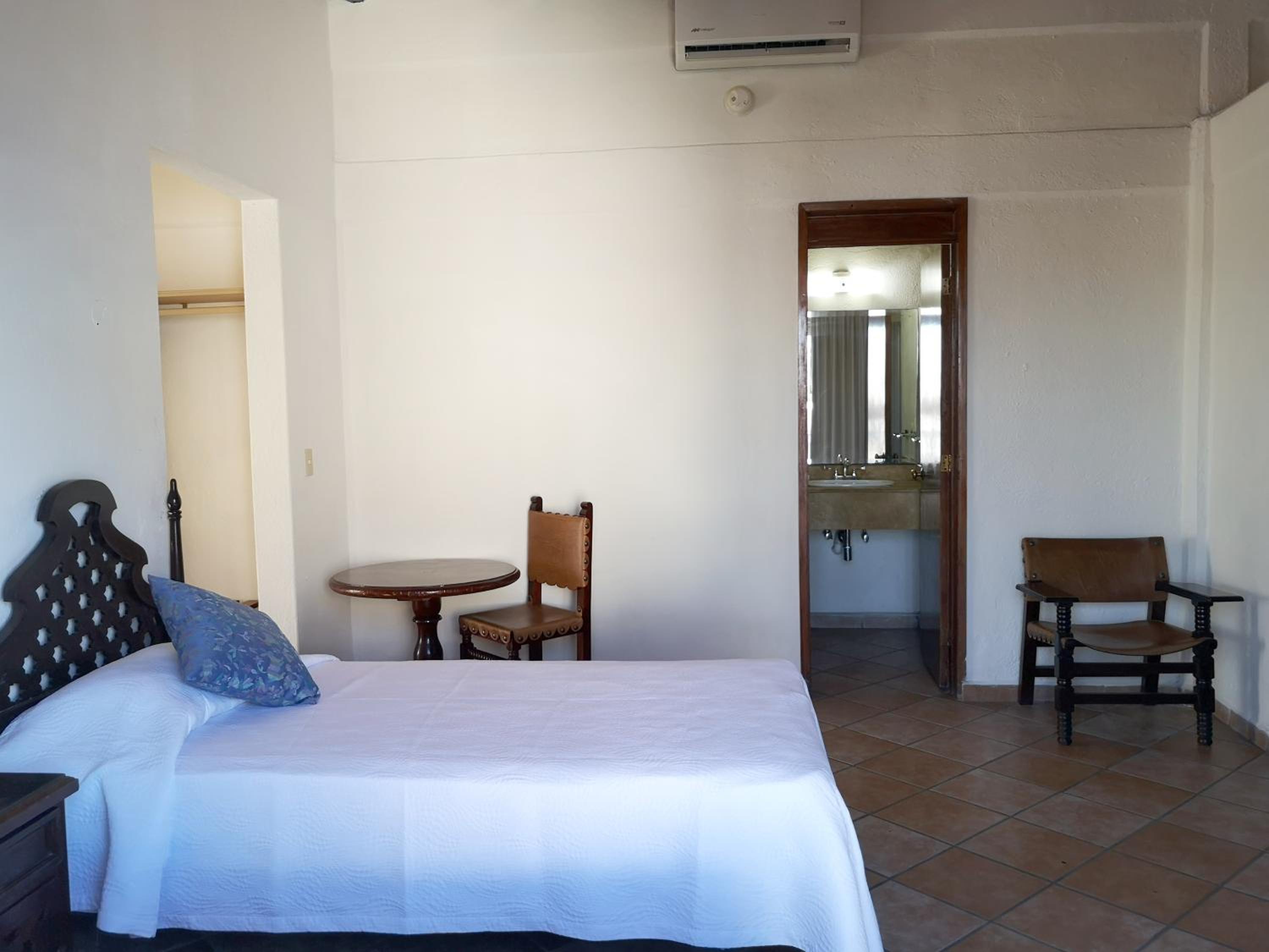 Standard Double Room with Two Double Beds - Photo 11