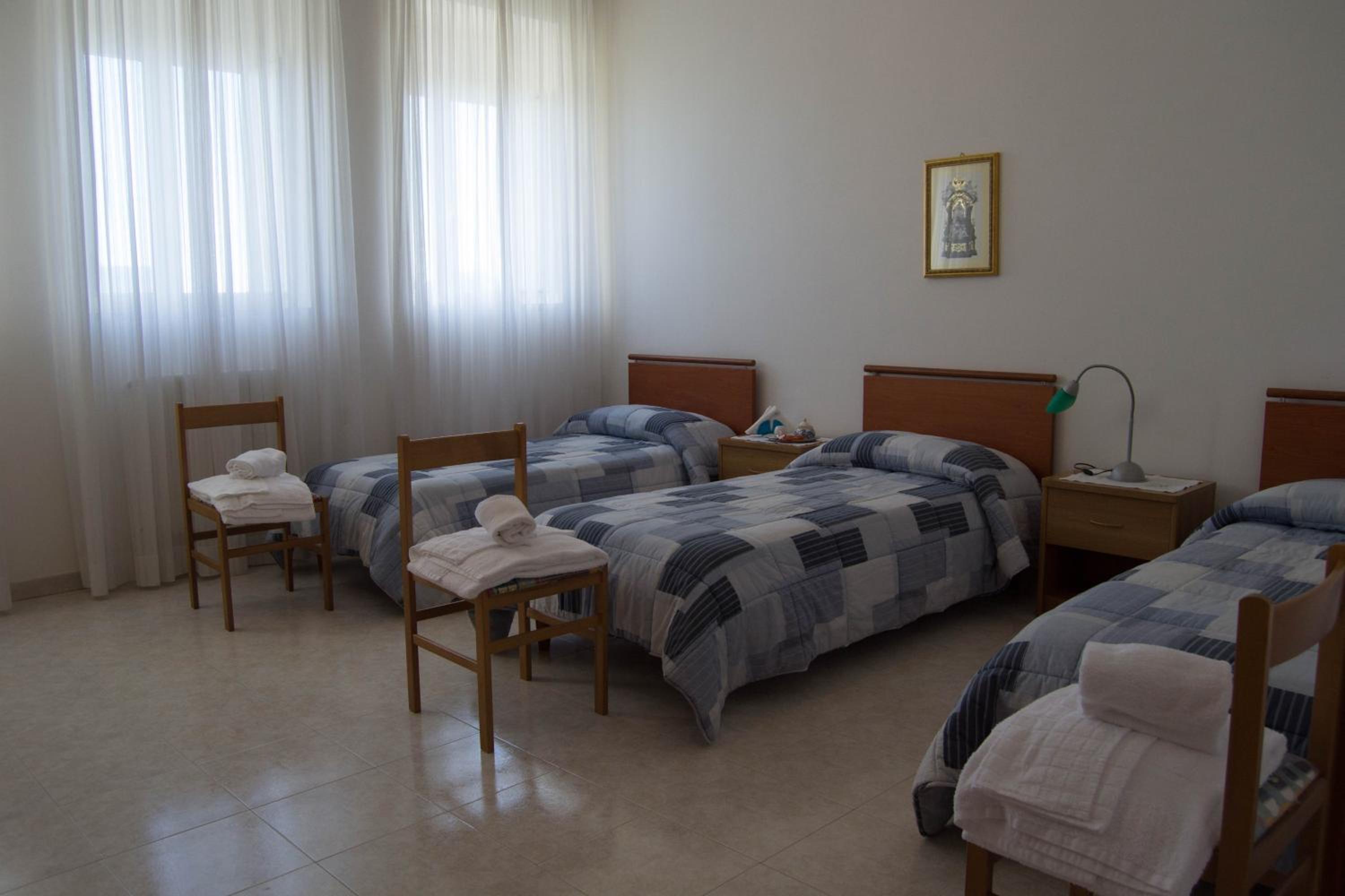 Basic Triple Room with Shared Bathroom