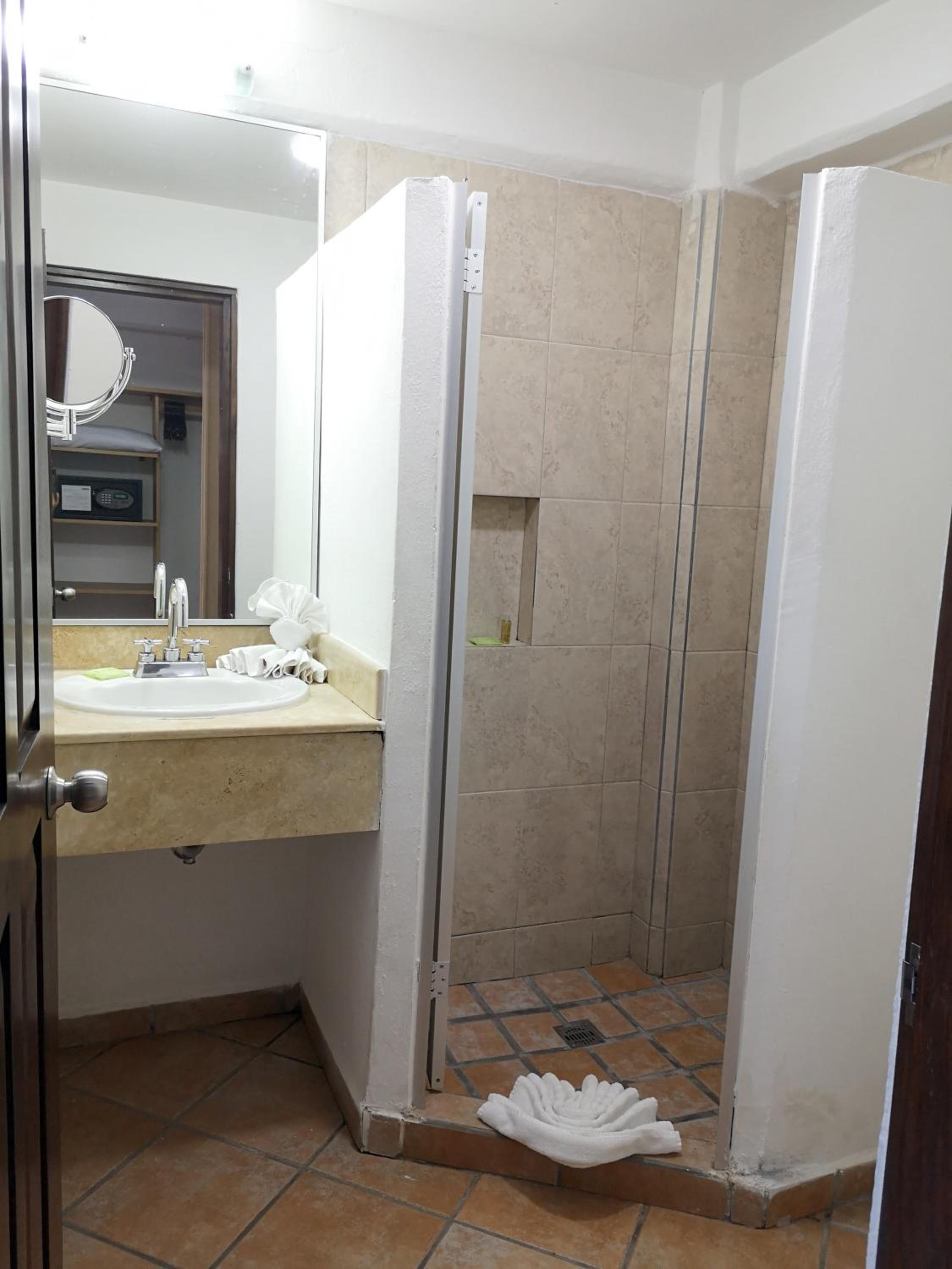 Double Room with Two Double Beds and Ocean View - Photo 23