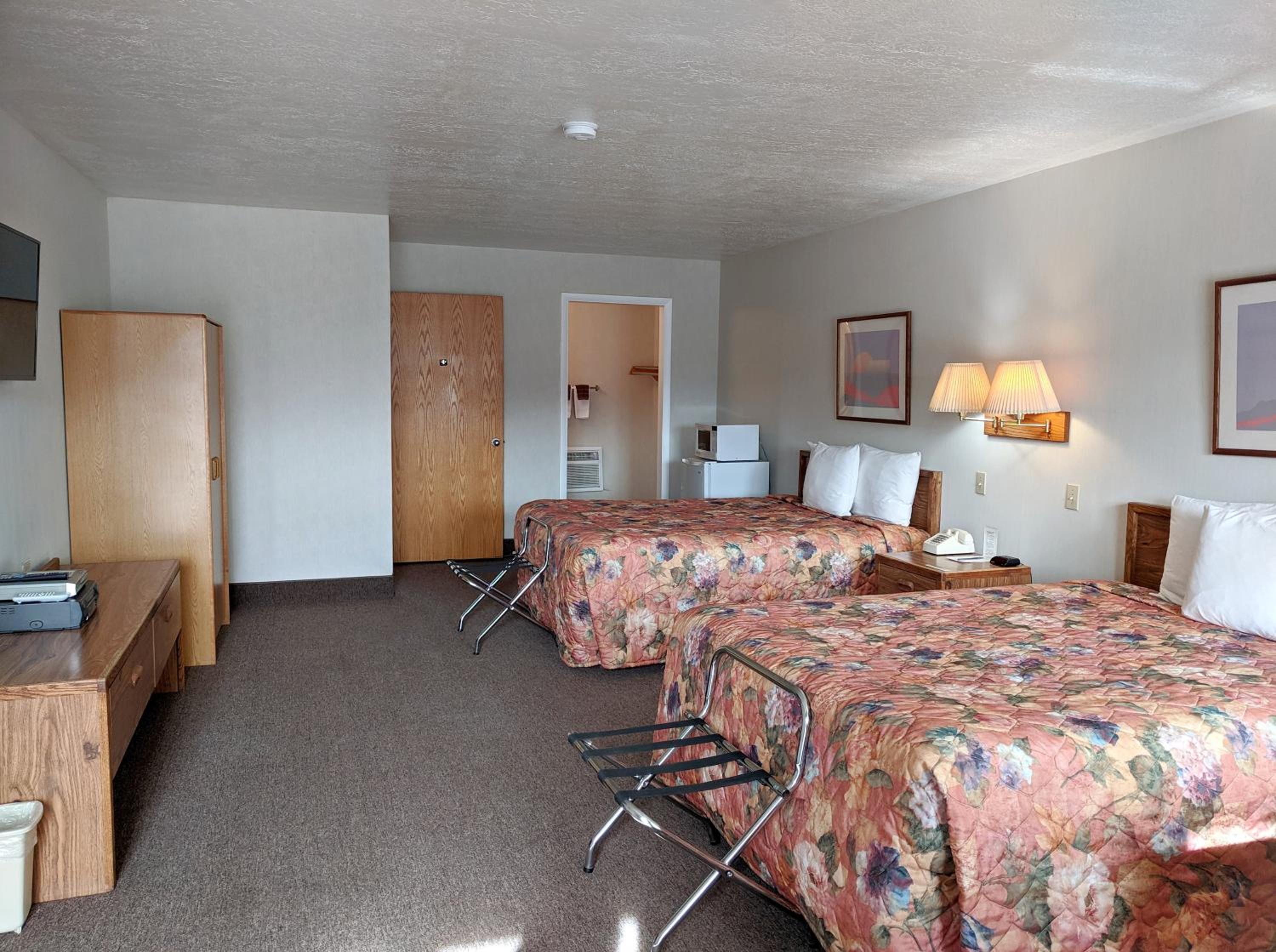 Queen Room with Two Queen Beds photo 1