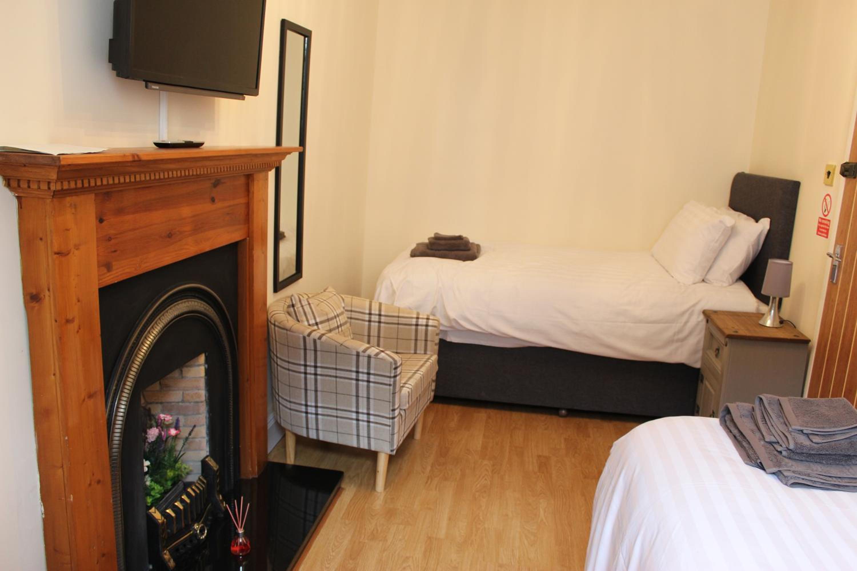 Budget Twin Room - Photo 3