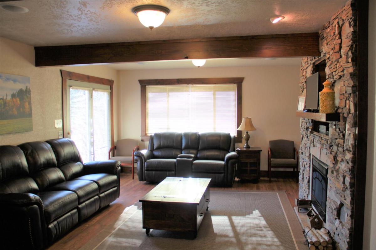 Five-Bedroom House photo 3