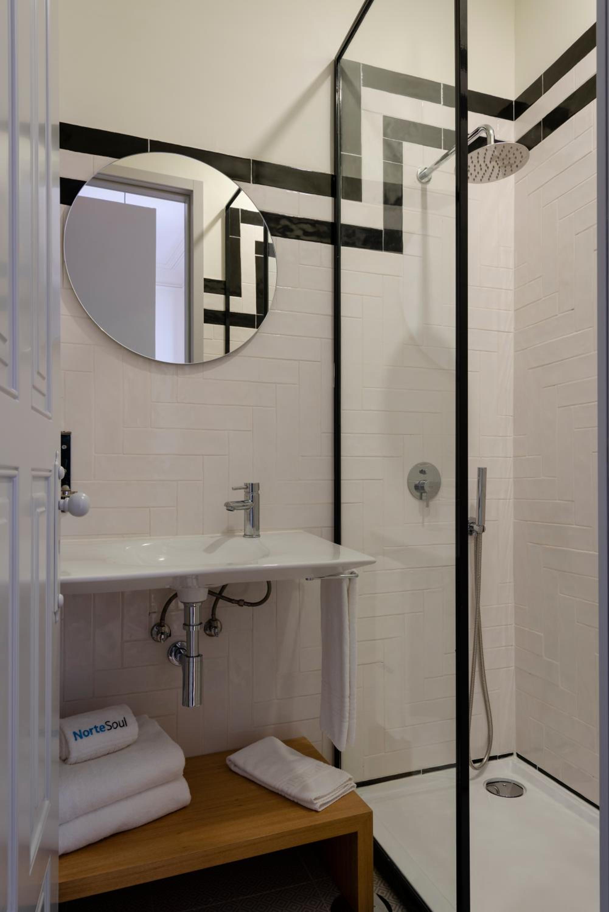 Deluxe Double Room - Photo 13