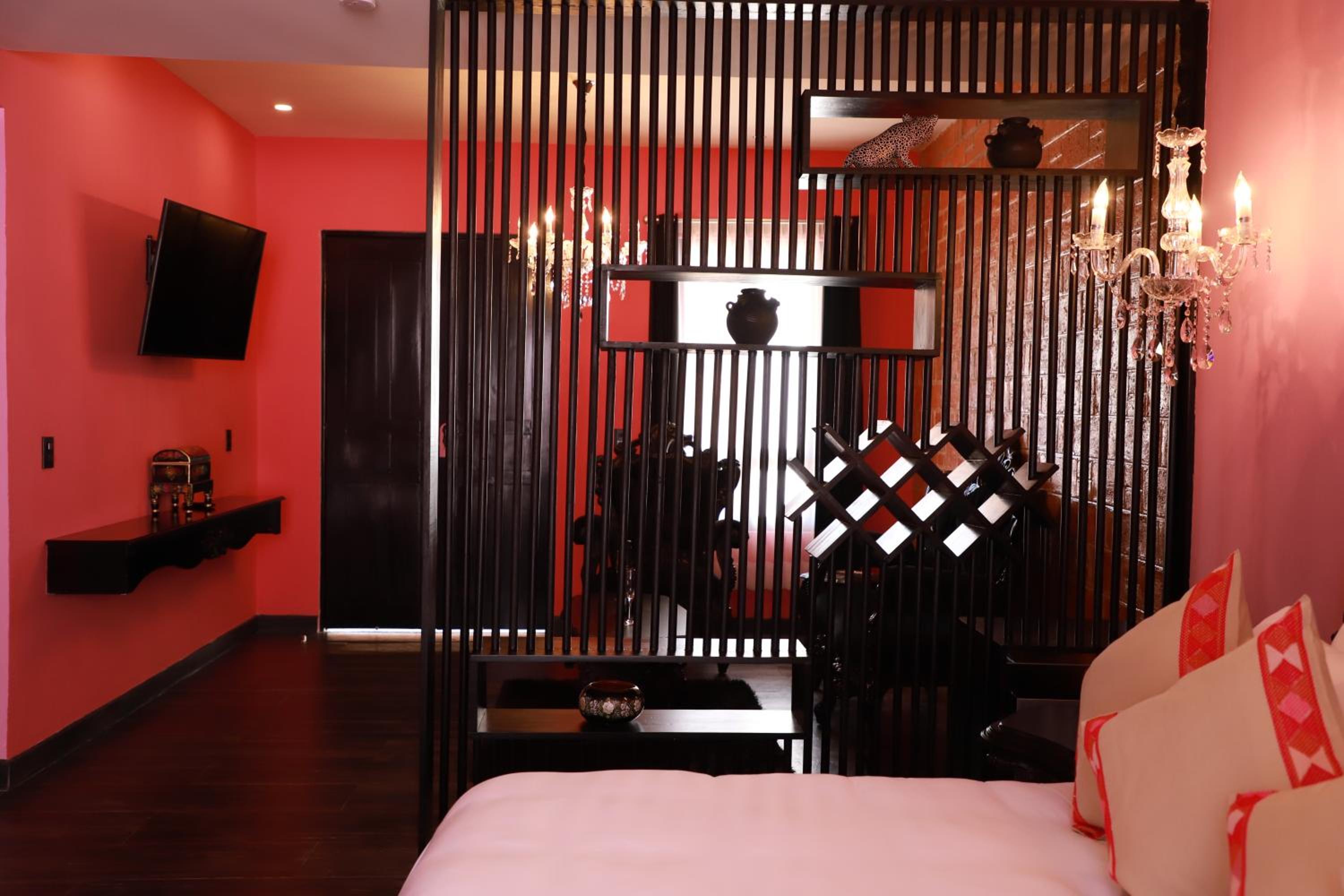 Deluxe King Suite - Photo 8