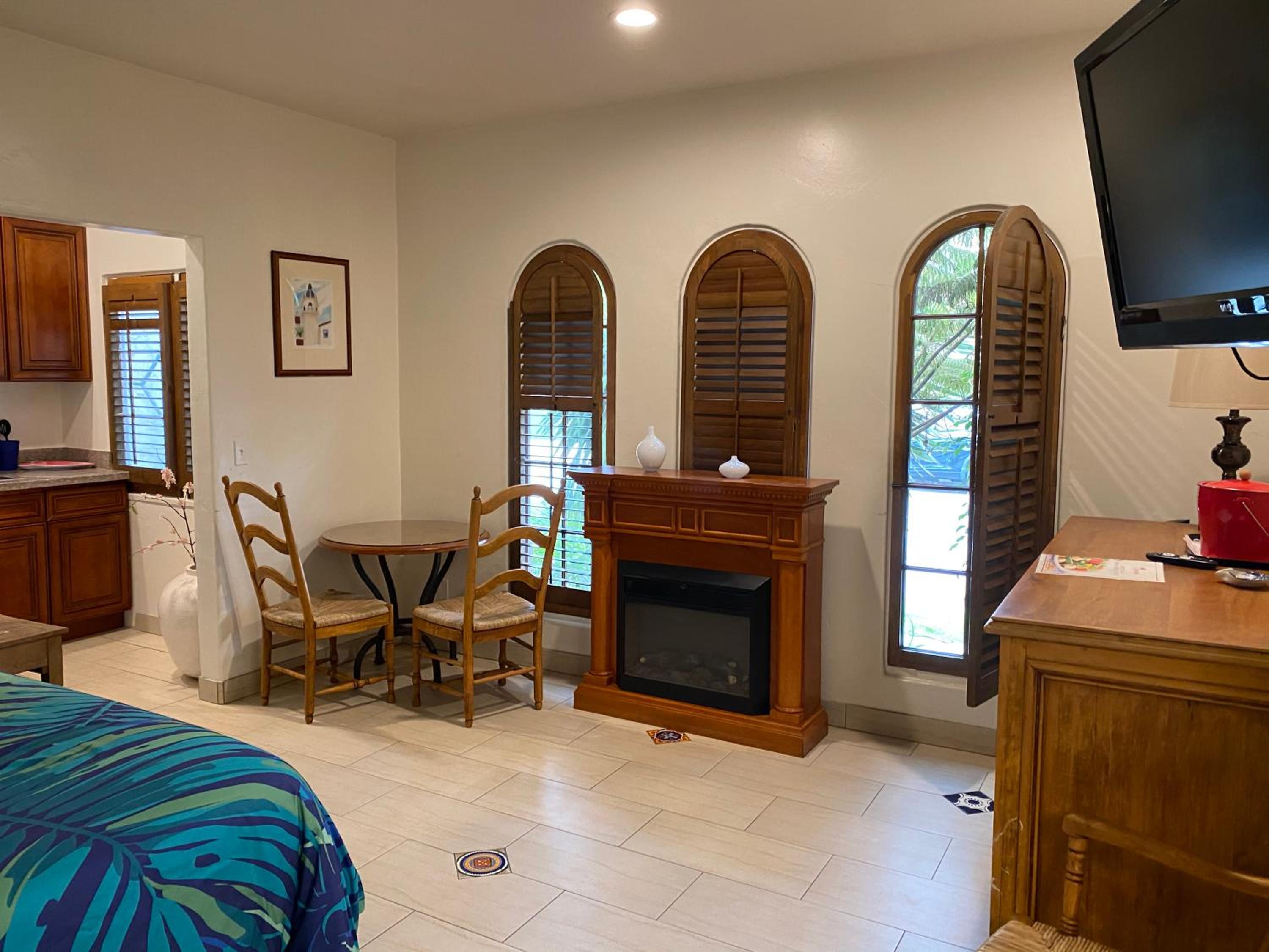Deluxe King Suite - Photo 6