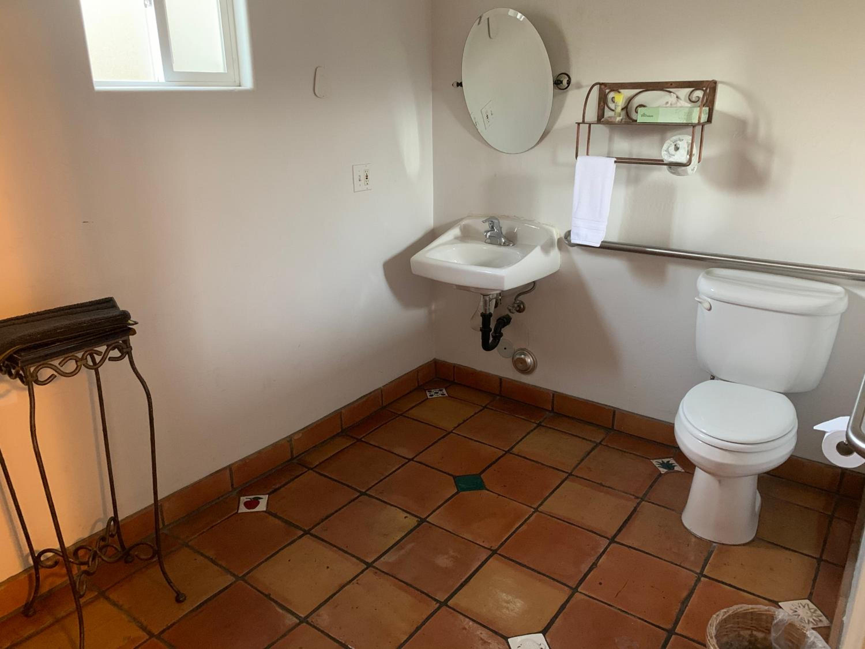 Queen Room - Disability Access - Photo 5