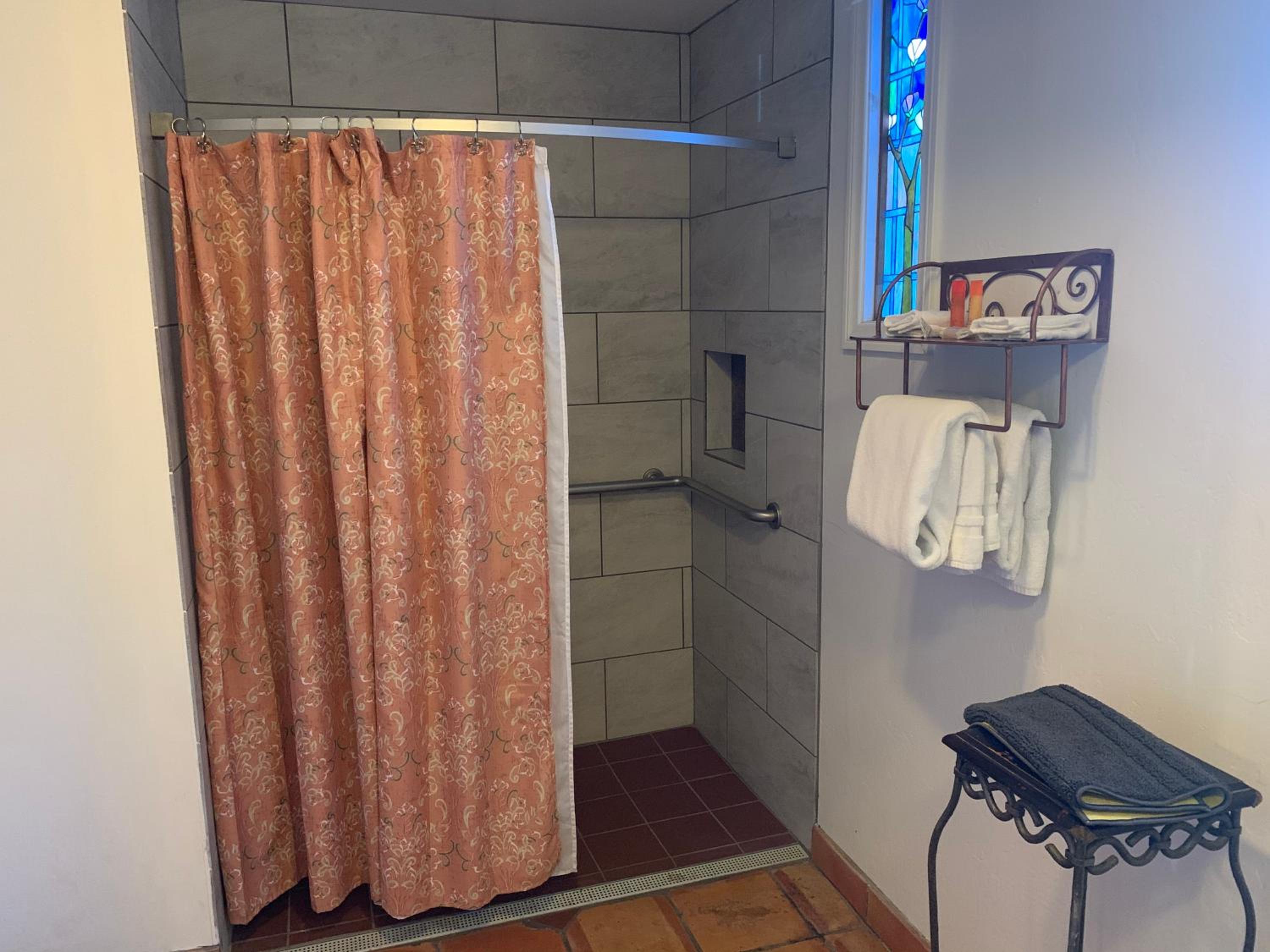 Queen Room - Disability Access - Photo 3