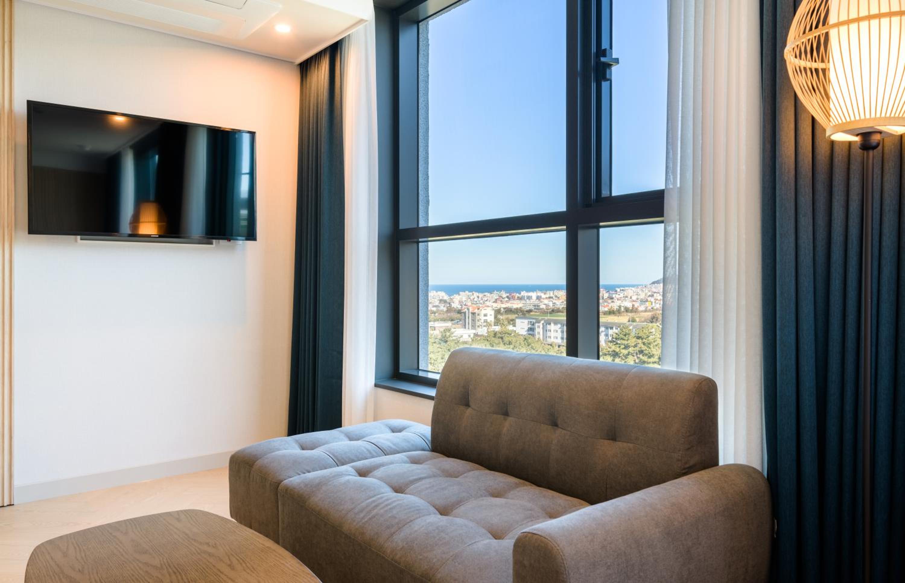 Deluxe Double Room with Side Sea View
