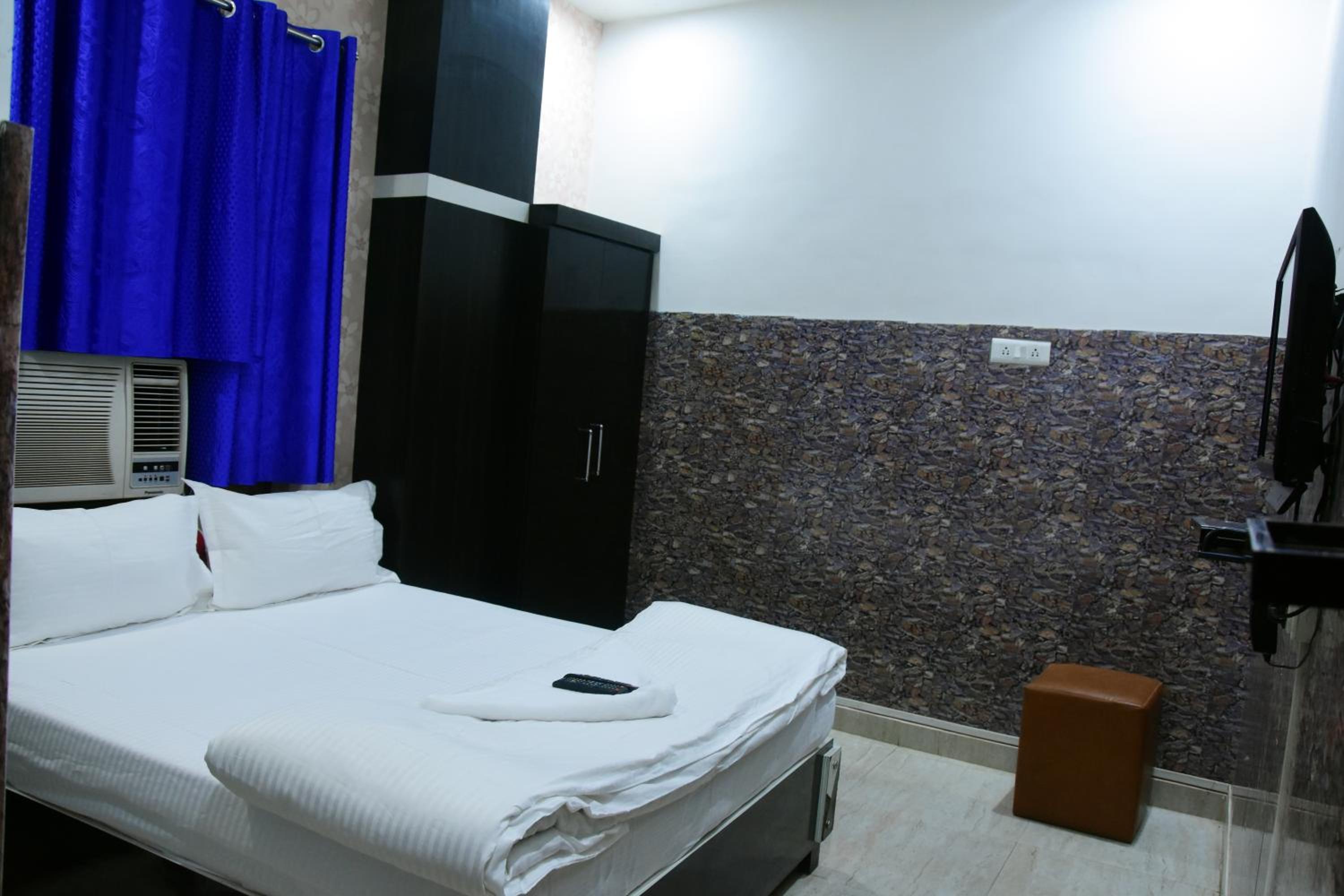 Single Room With Private Bathroom photo 1