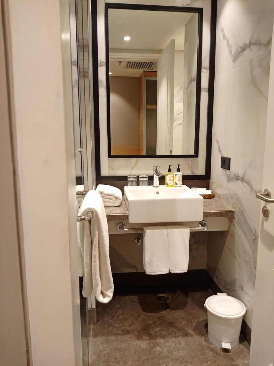 Premiere Twin Room : 20% off on session of 90 mins Spa || 15% off on F&S.B with a-la-carte selection || Complimentary welcome drinks on arrival photo