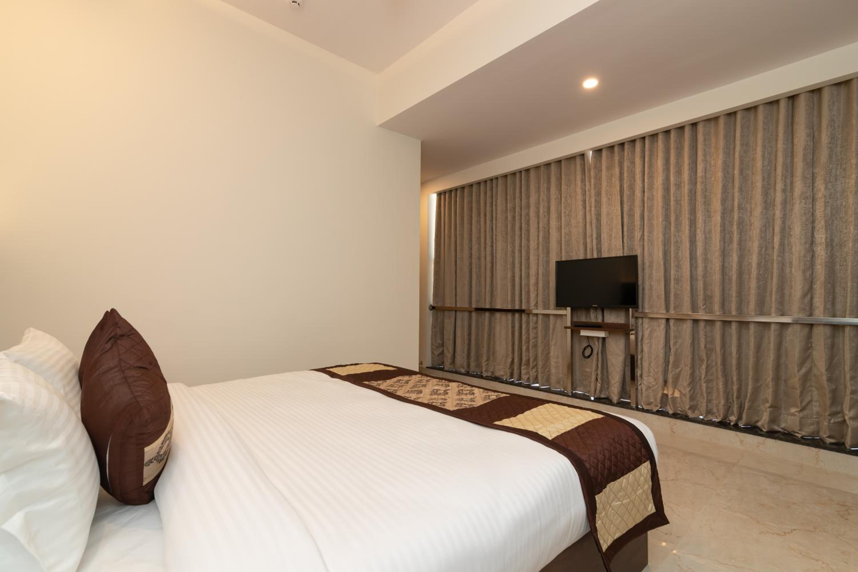 Deluxe Room - Photo 11