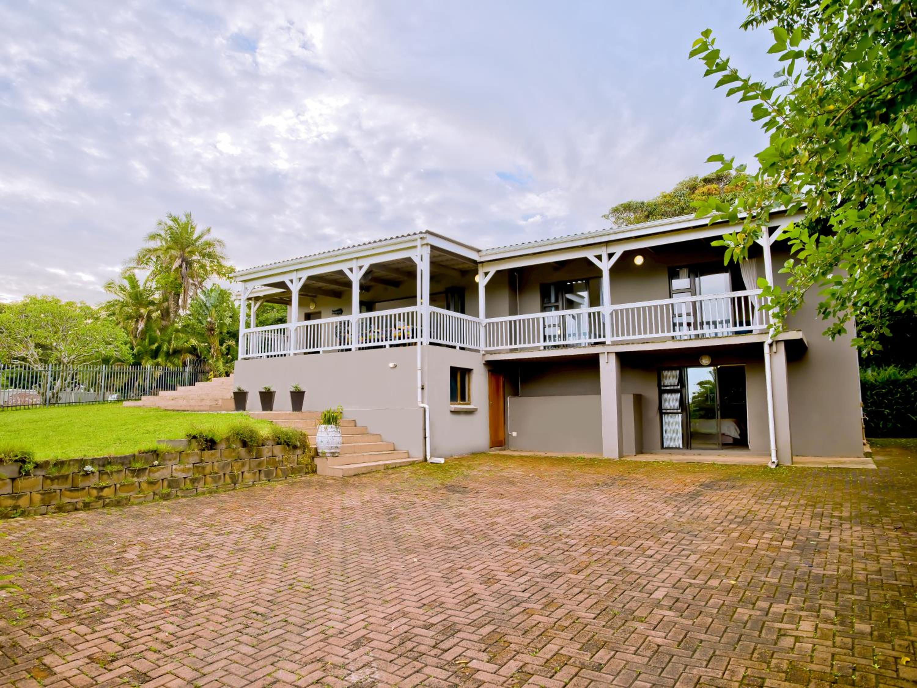 Six-Bedroom House photo 3