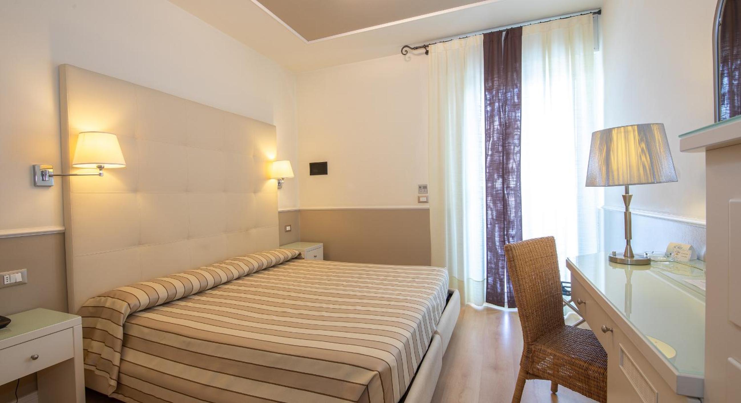 Standard Double or Twin Room - Photo 1