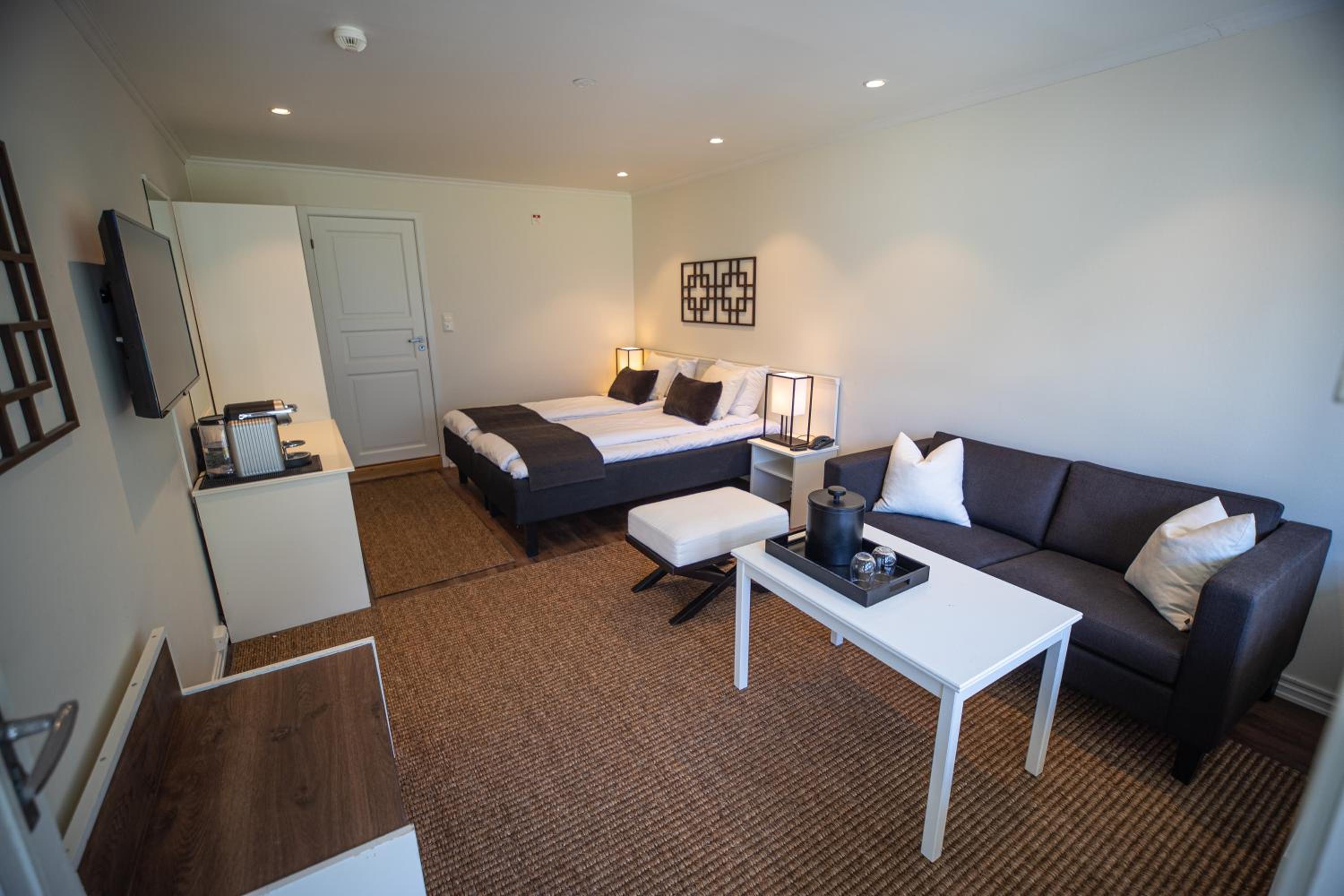 Twin Room with Patio - Photo 2