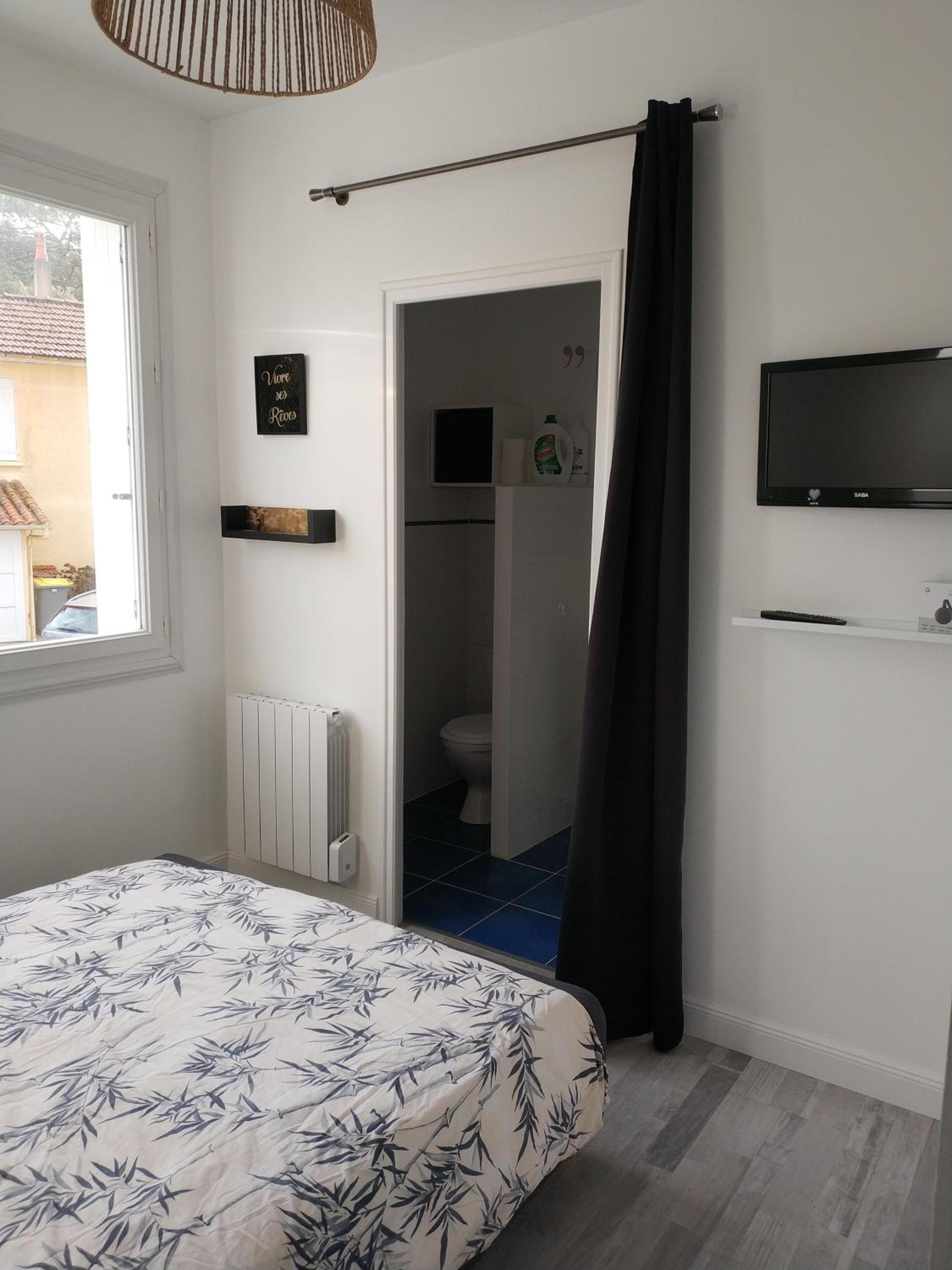 One-Bedroom Apartment - Photo 8