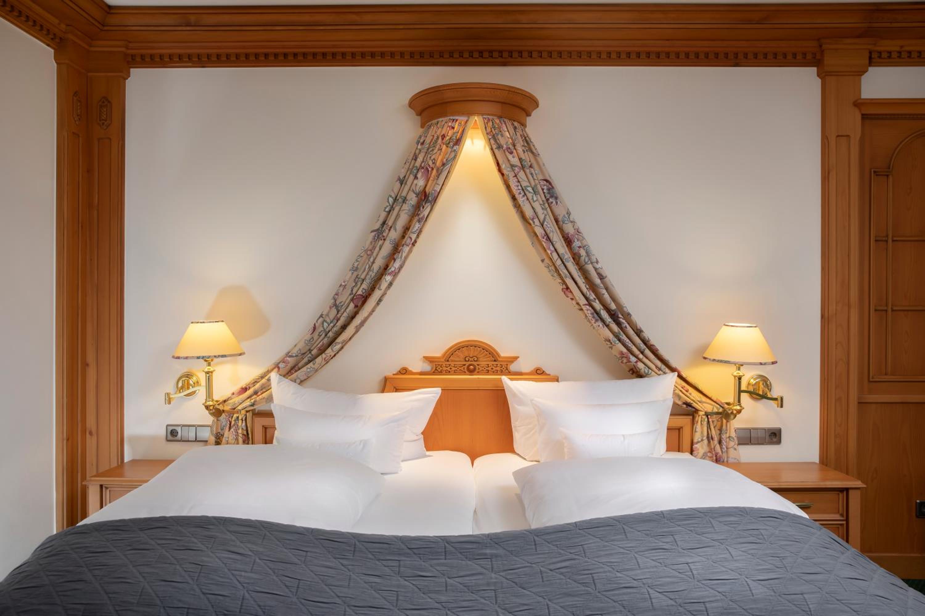 Junior Suite with Balcony - Photo 4