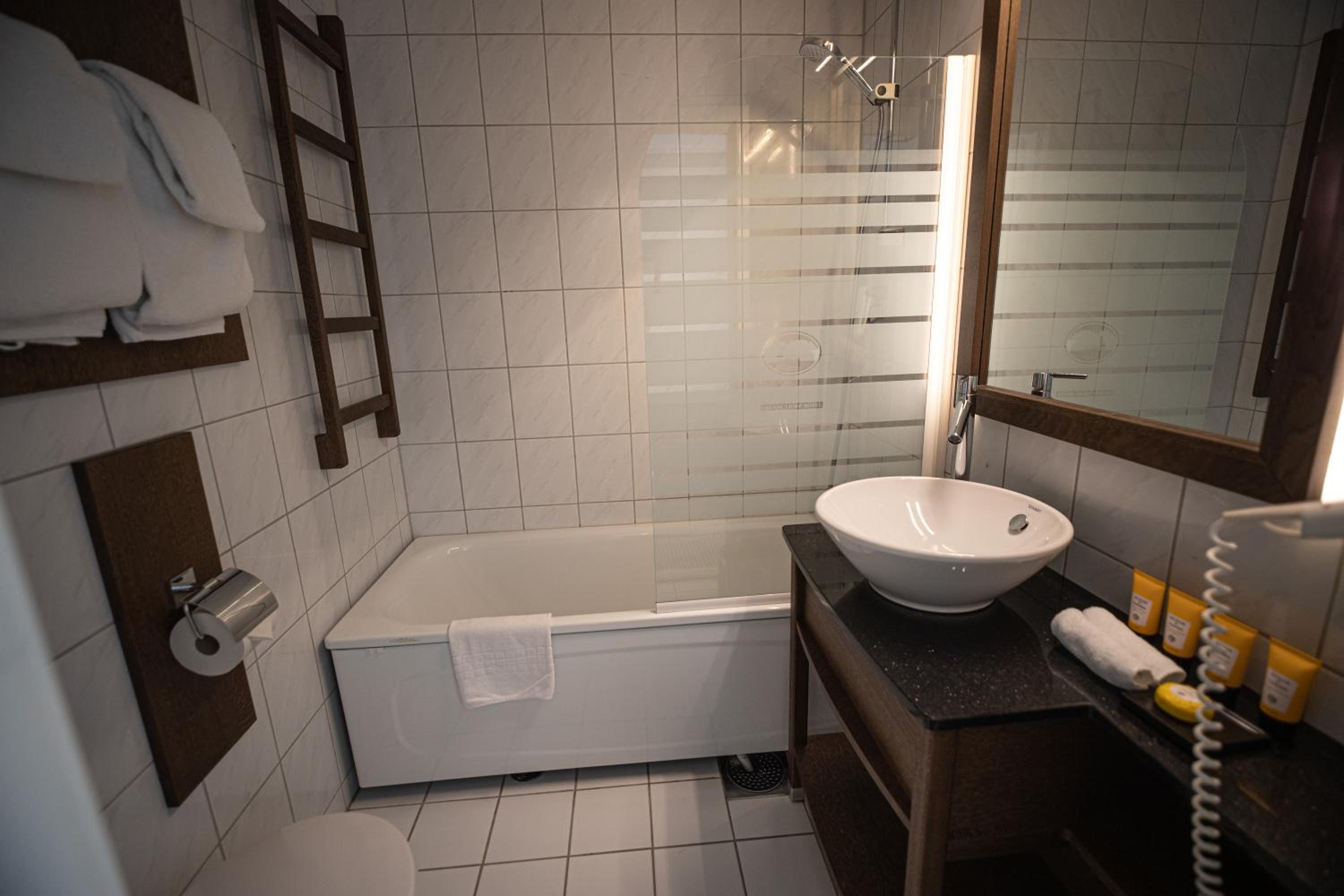 Double or Twin Room with Fjord View - Photo 3