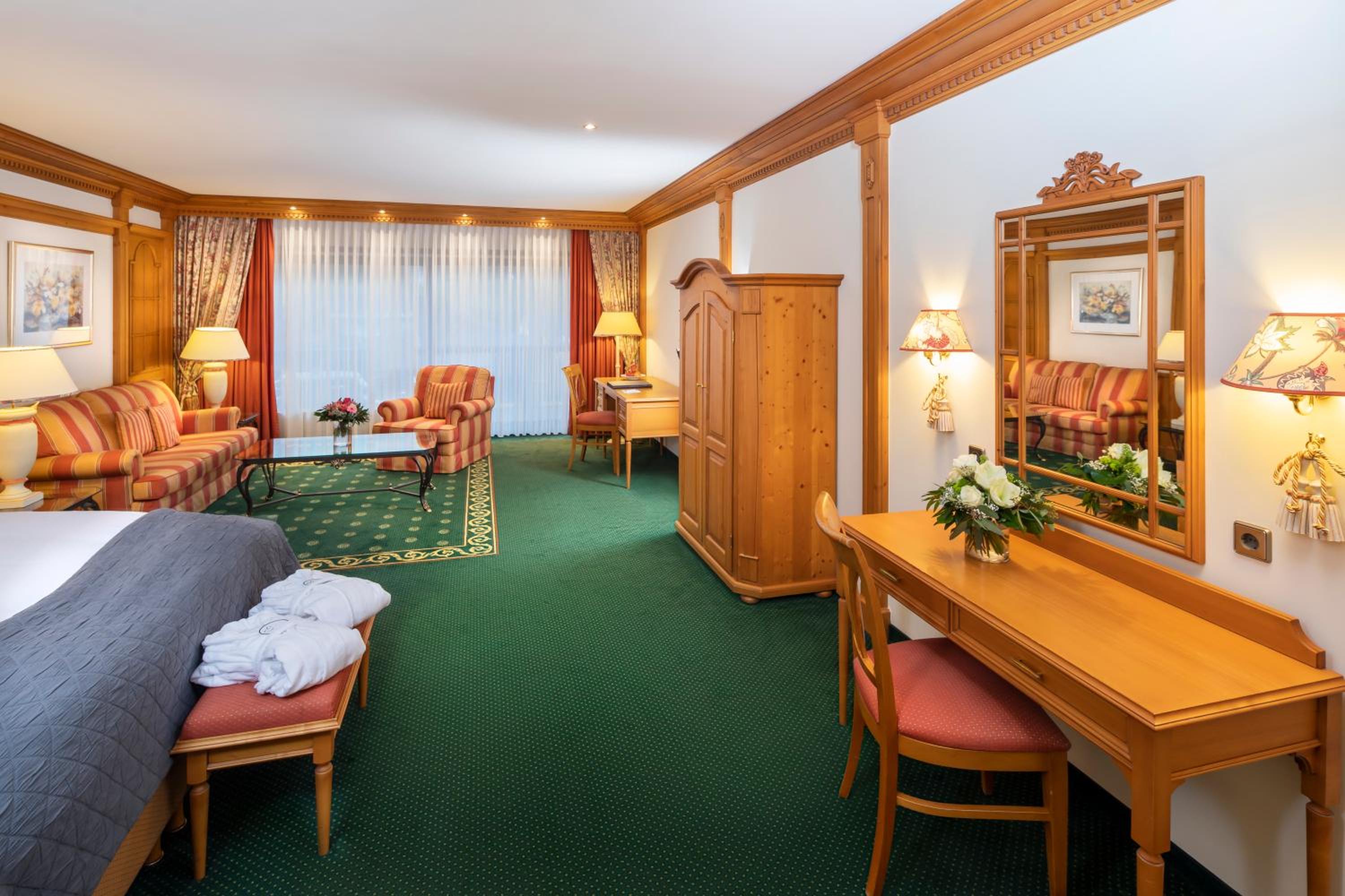 Junior Suite with Balcony - Photo 3