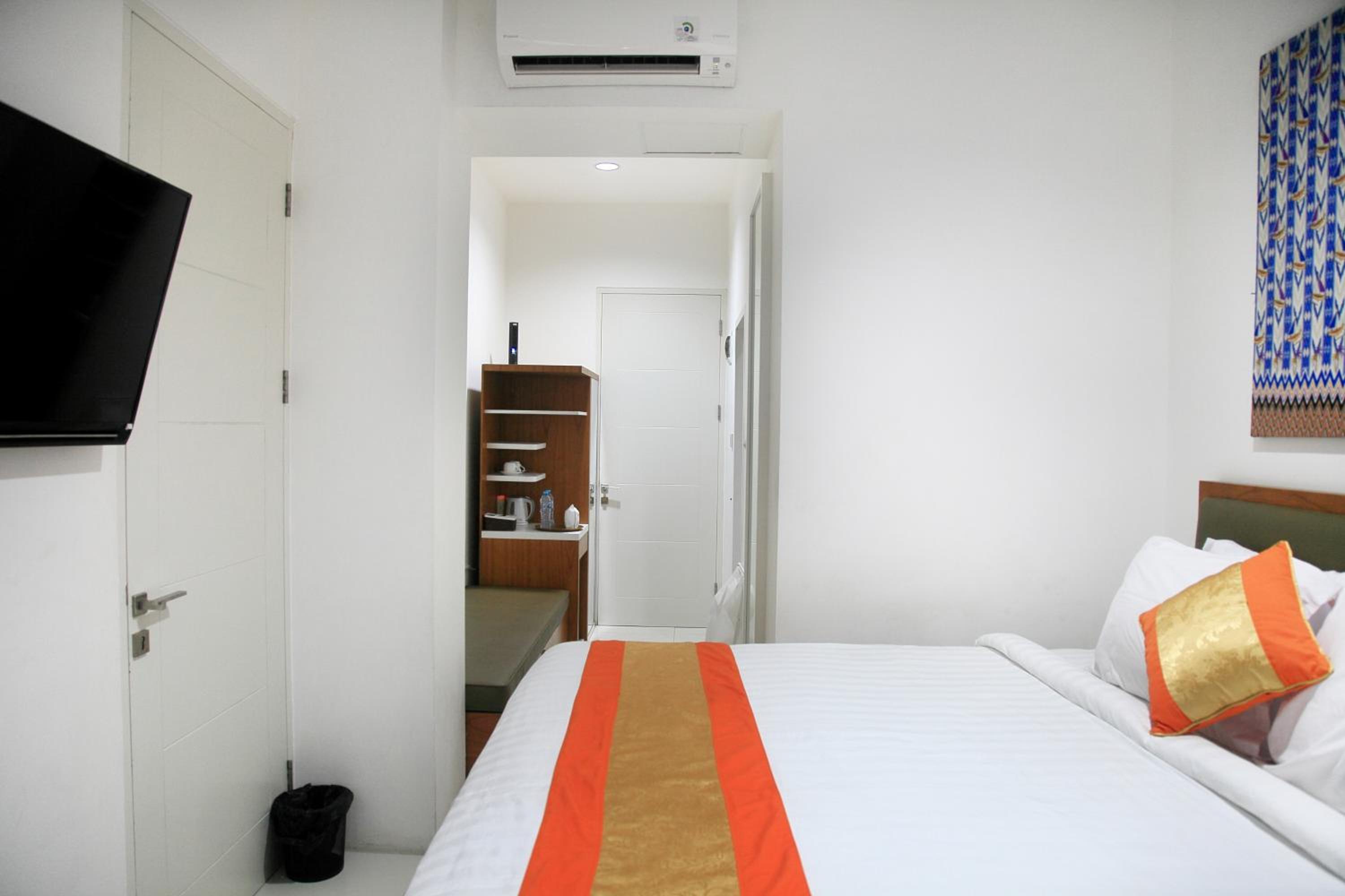 Standard Double Room - Photo 11