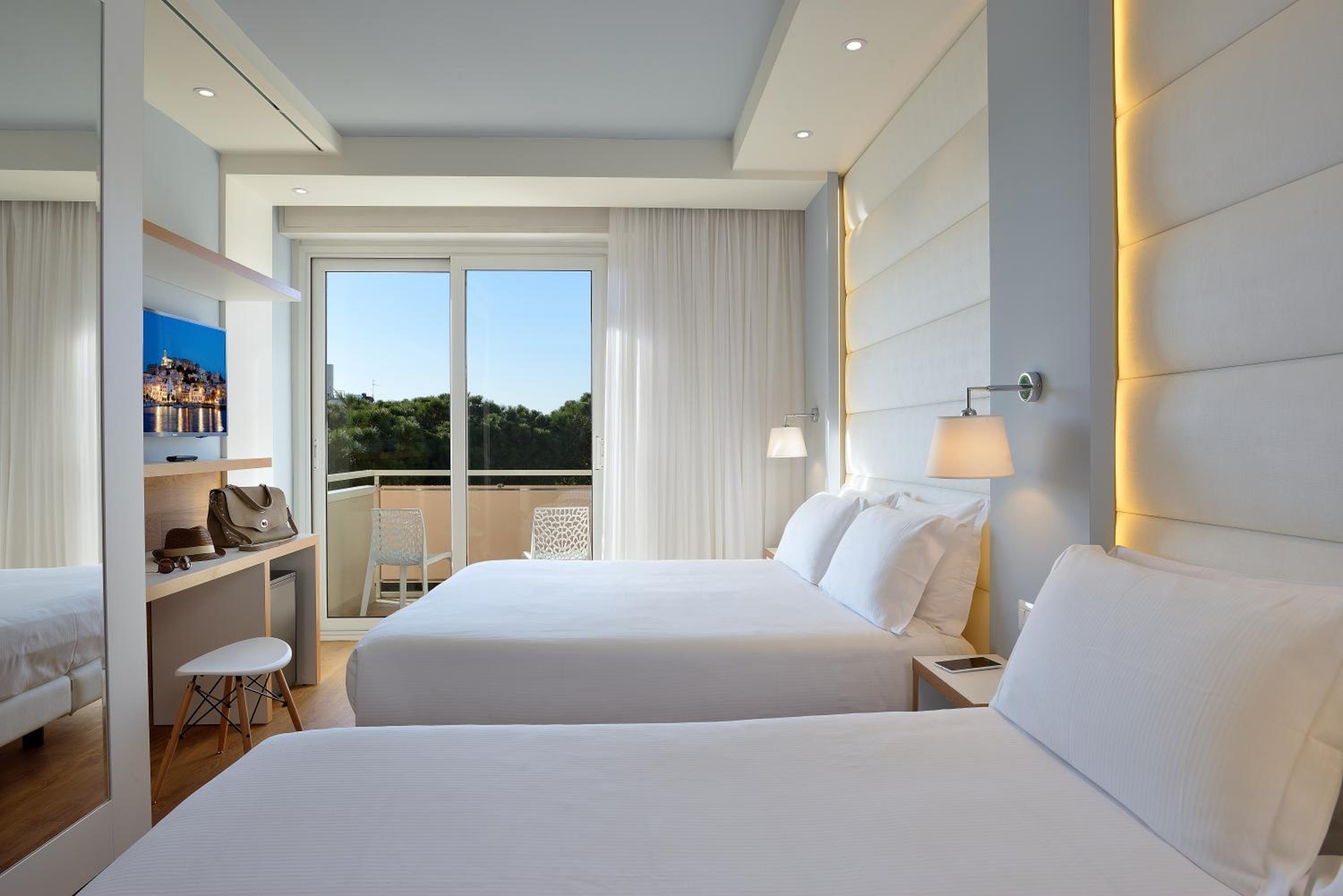 Deluxe Quadruple Room - Photo 2