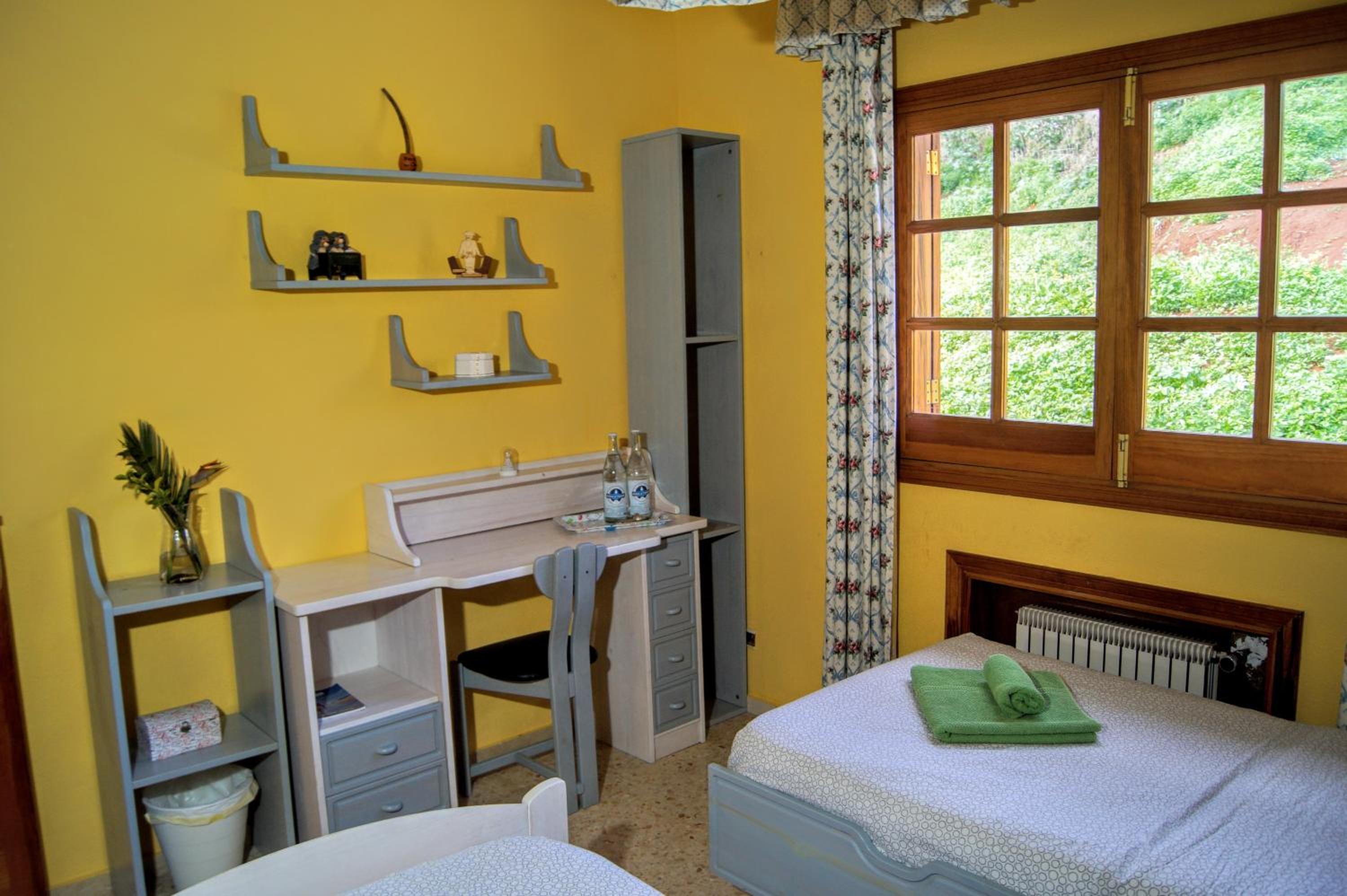 Twin Room with Shared Bathroom photo 2