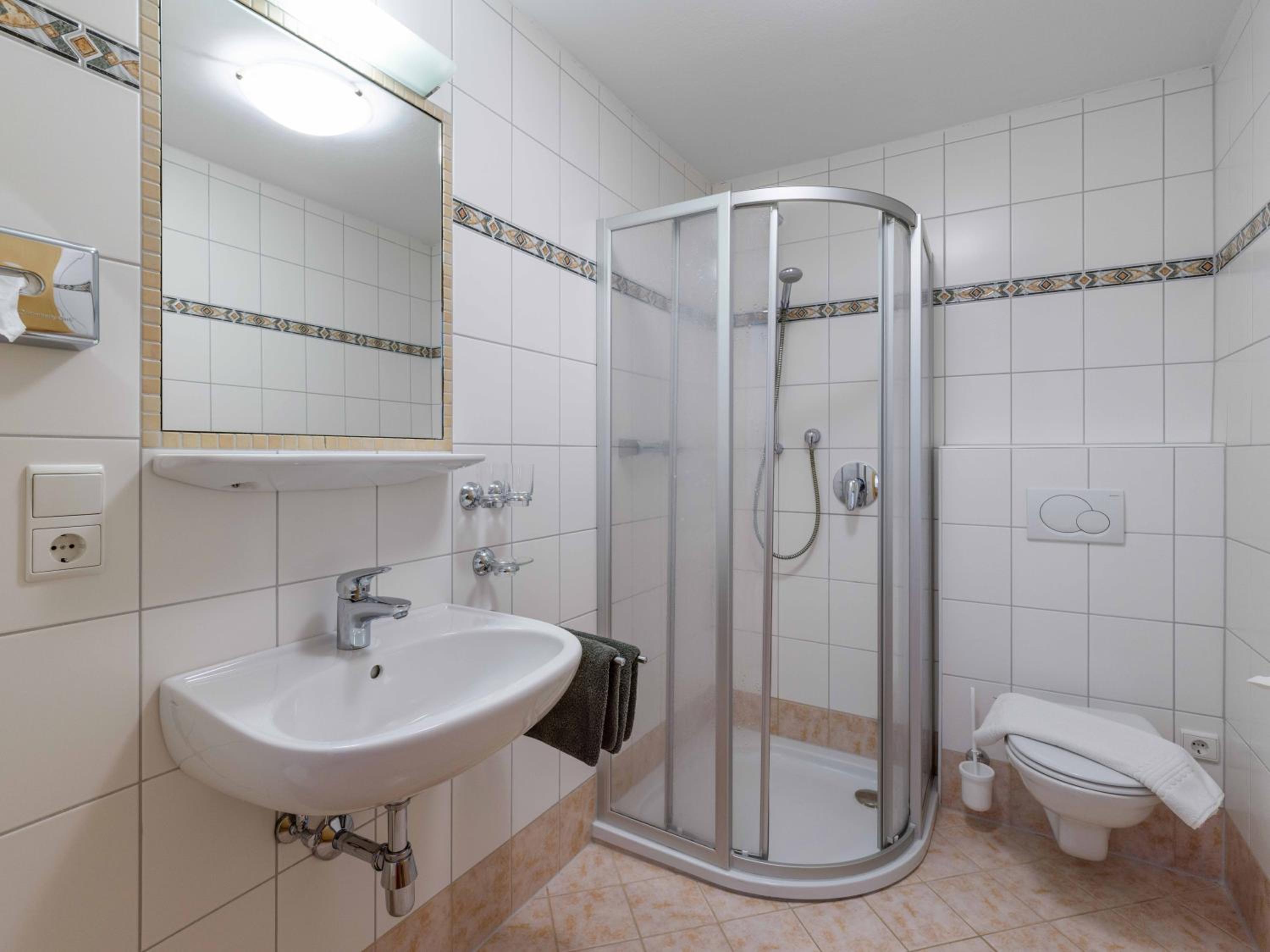 Three-Bedroom Apartment with Shower photo 2