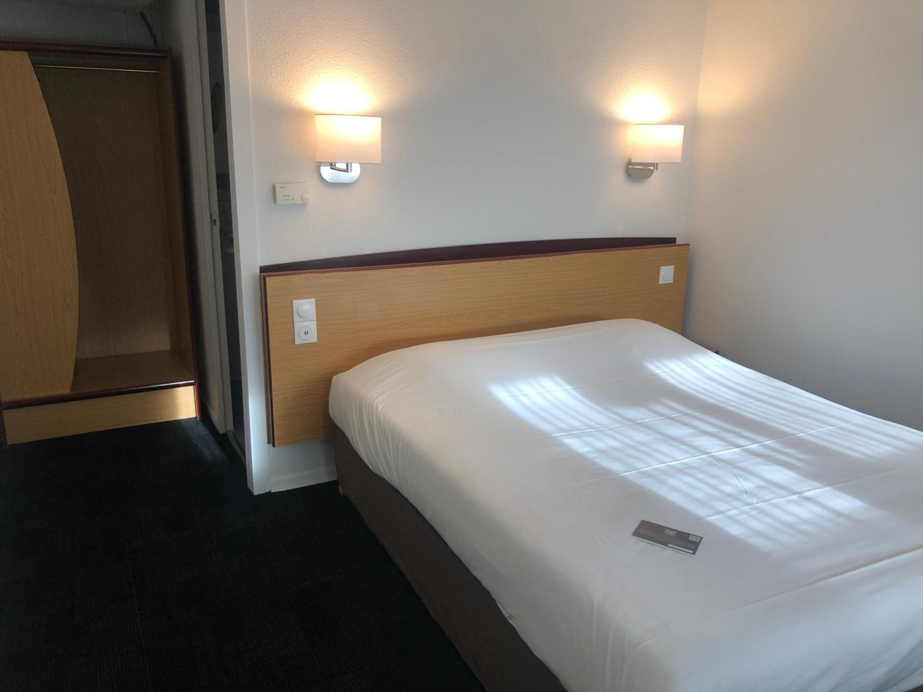 Standard Queen Room - Photo 4