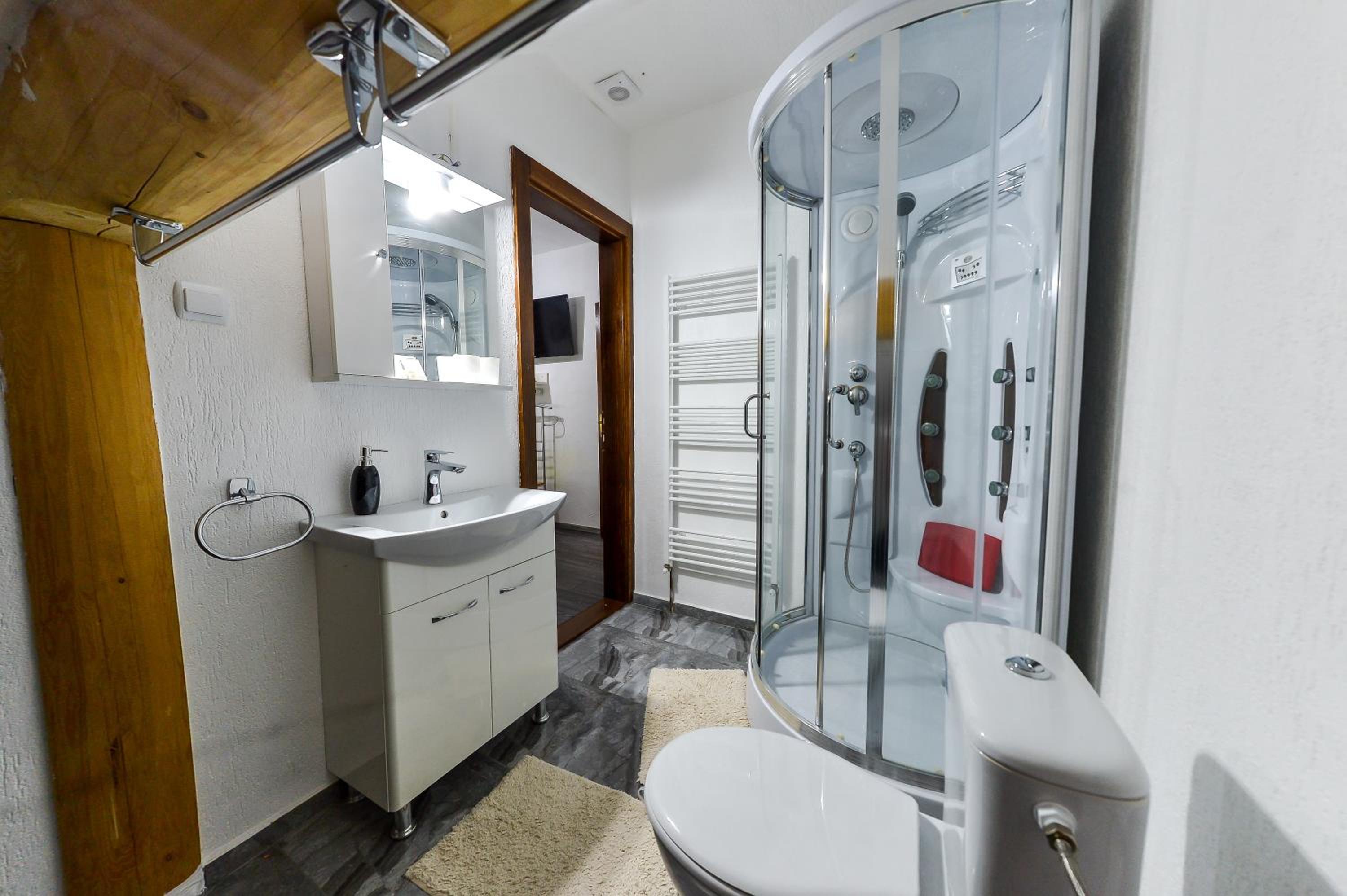 Five-Bedroom House - Photo 19