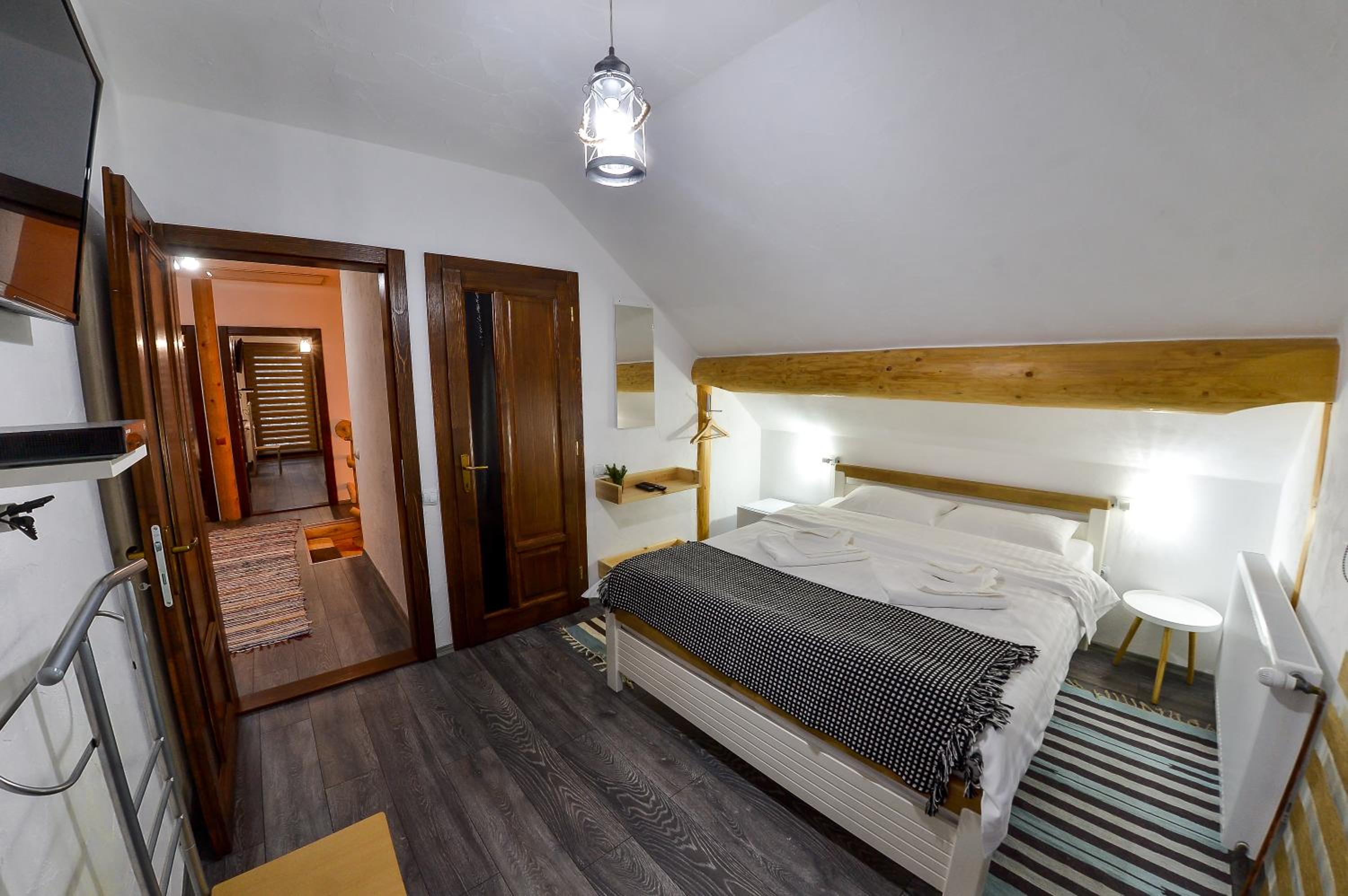 Five-Bedroom House - Photo 16