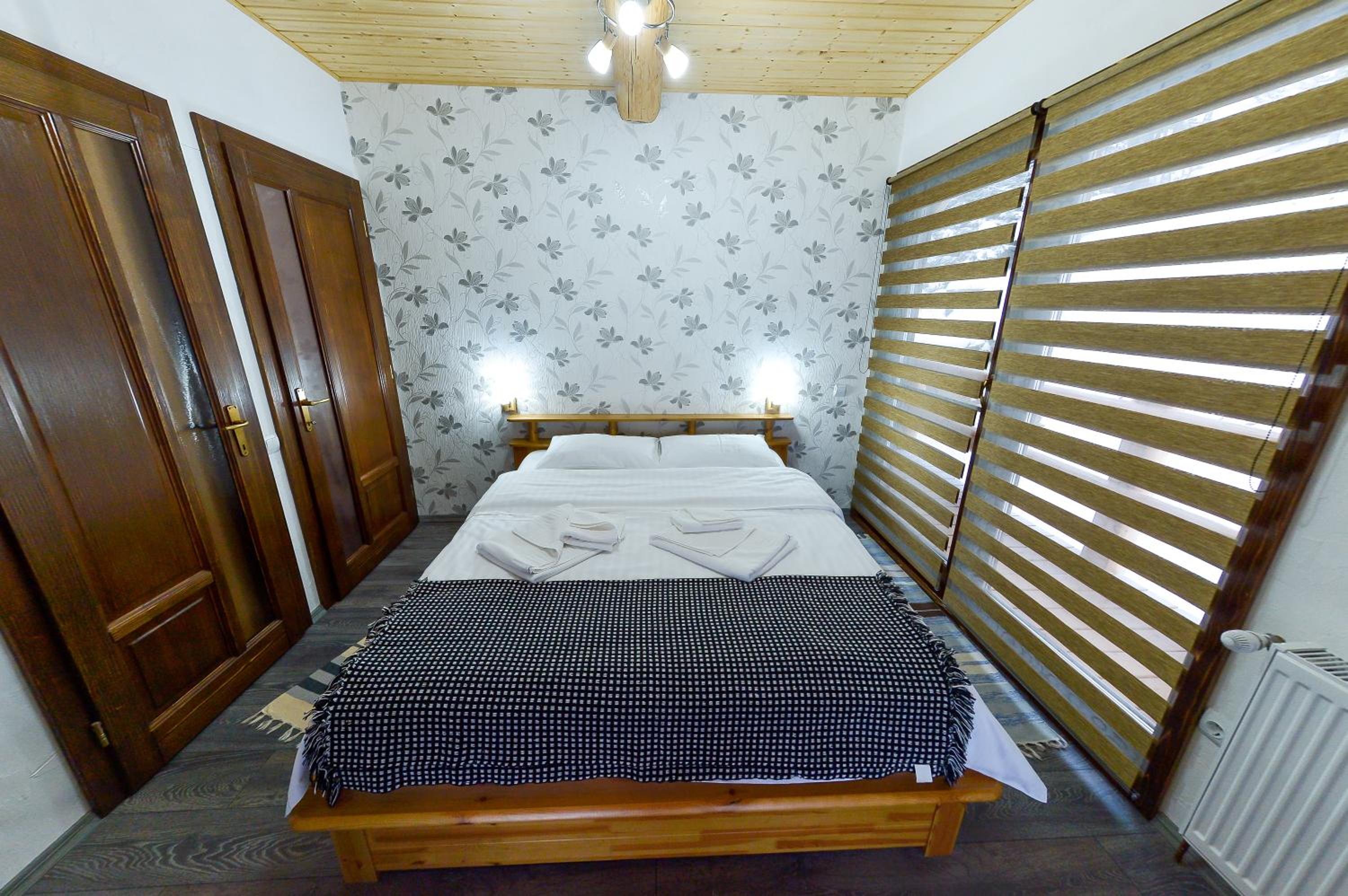 Five-Bedroom House - Photo 20