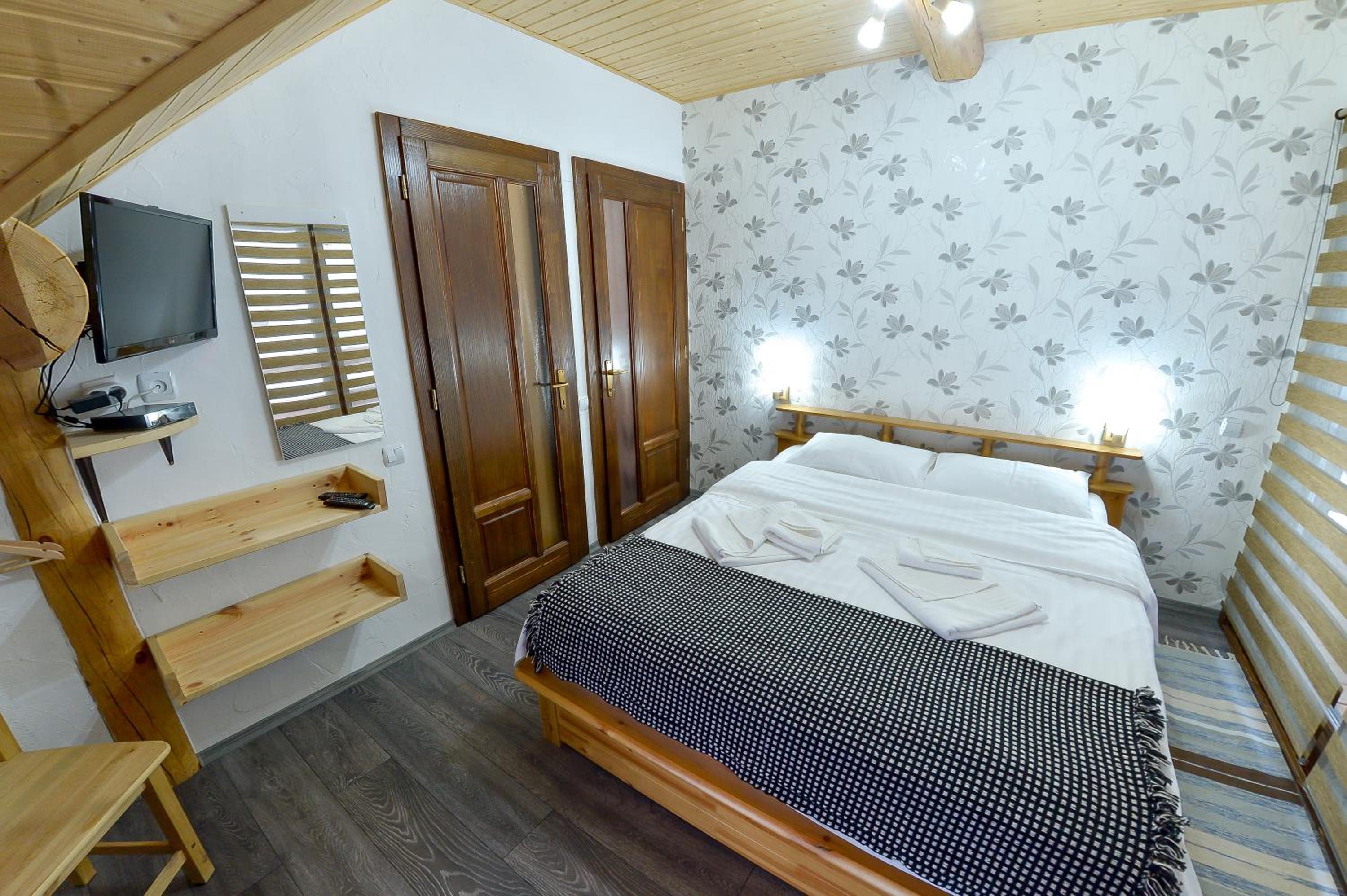 Five-Bedroom House - Photo 18
