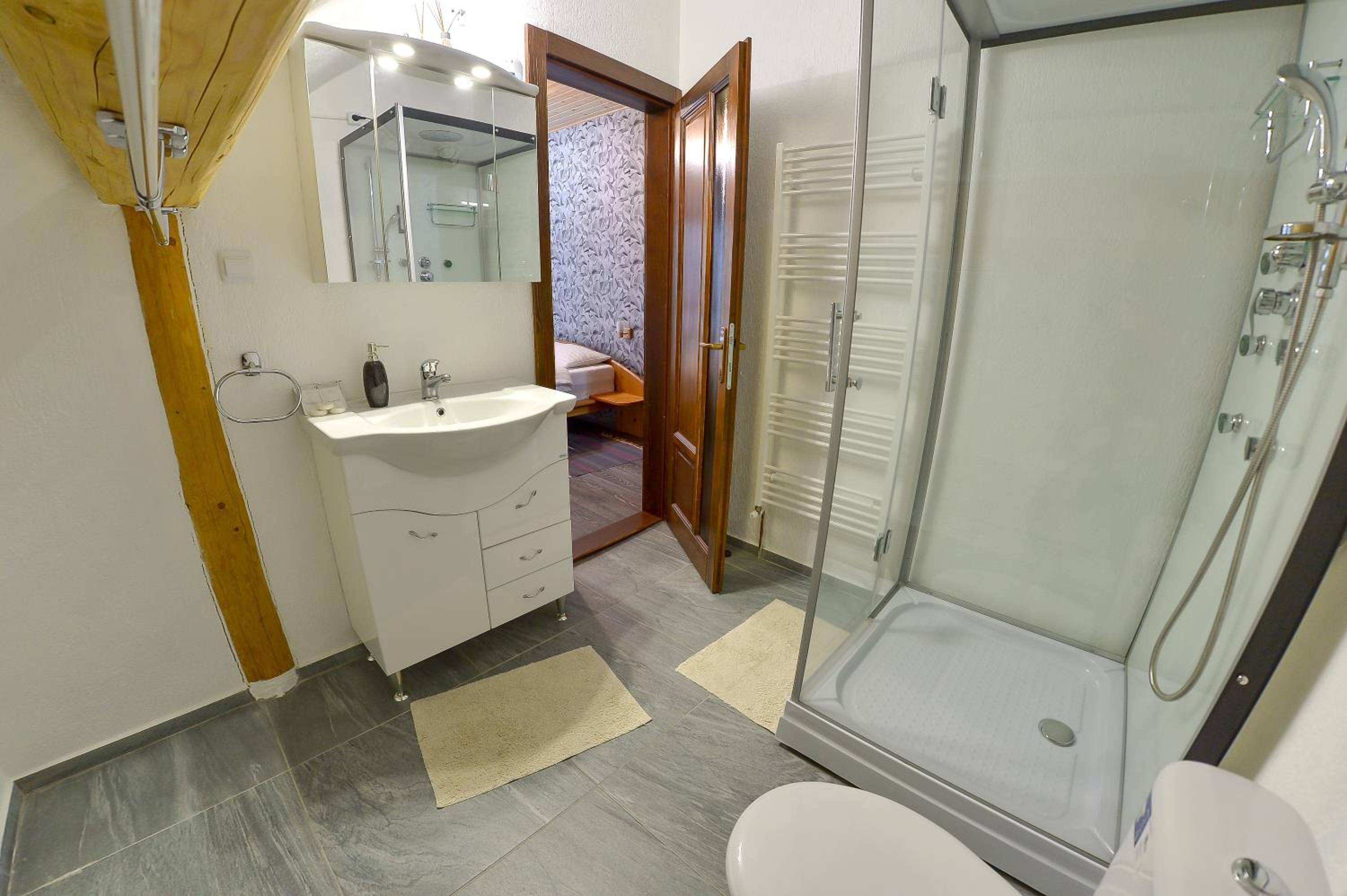 Five-Bedroom House - Photo 26