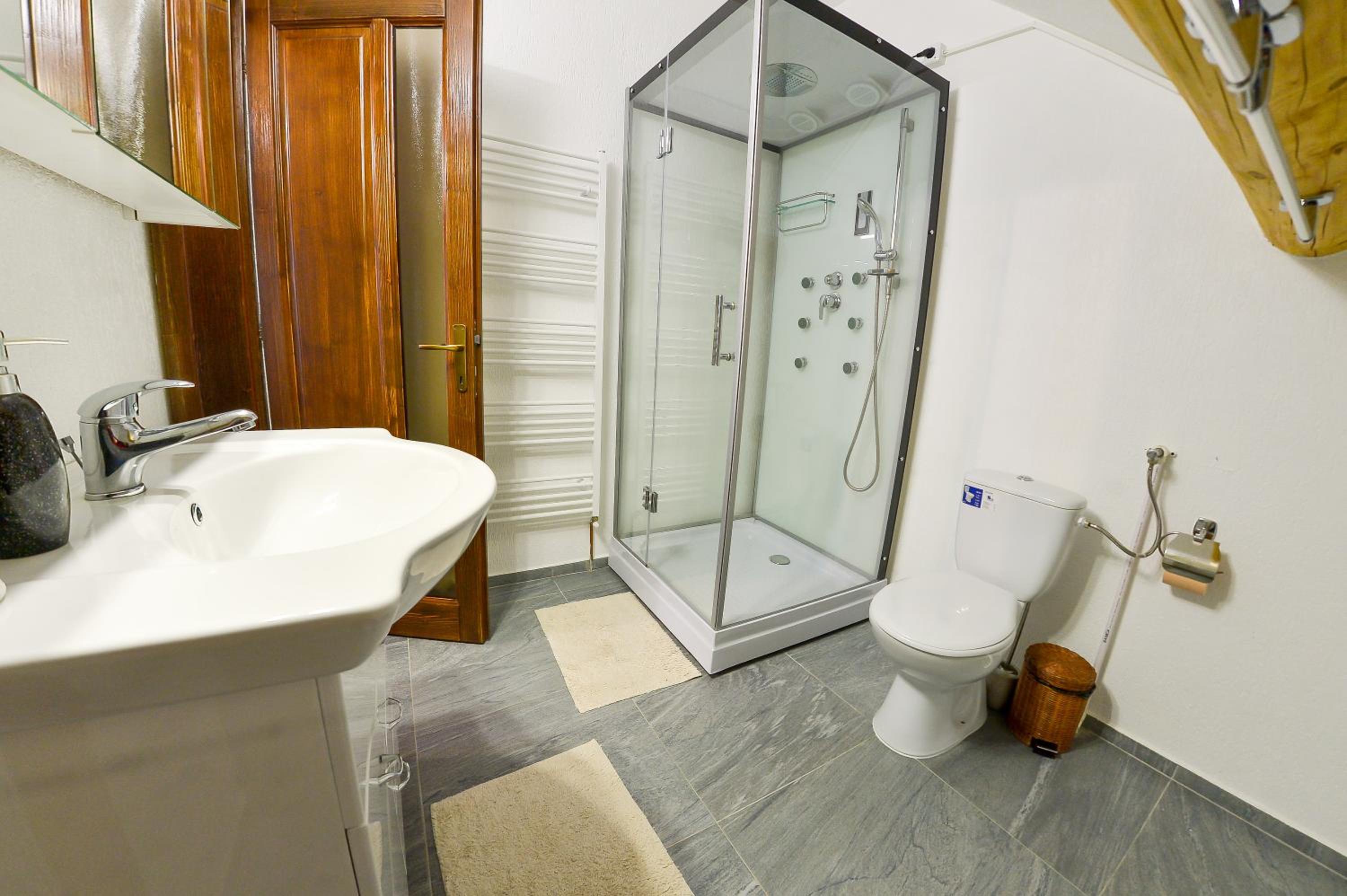 Five-Bedroom House - Photo 22