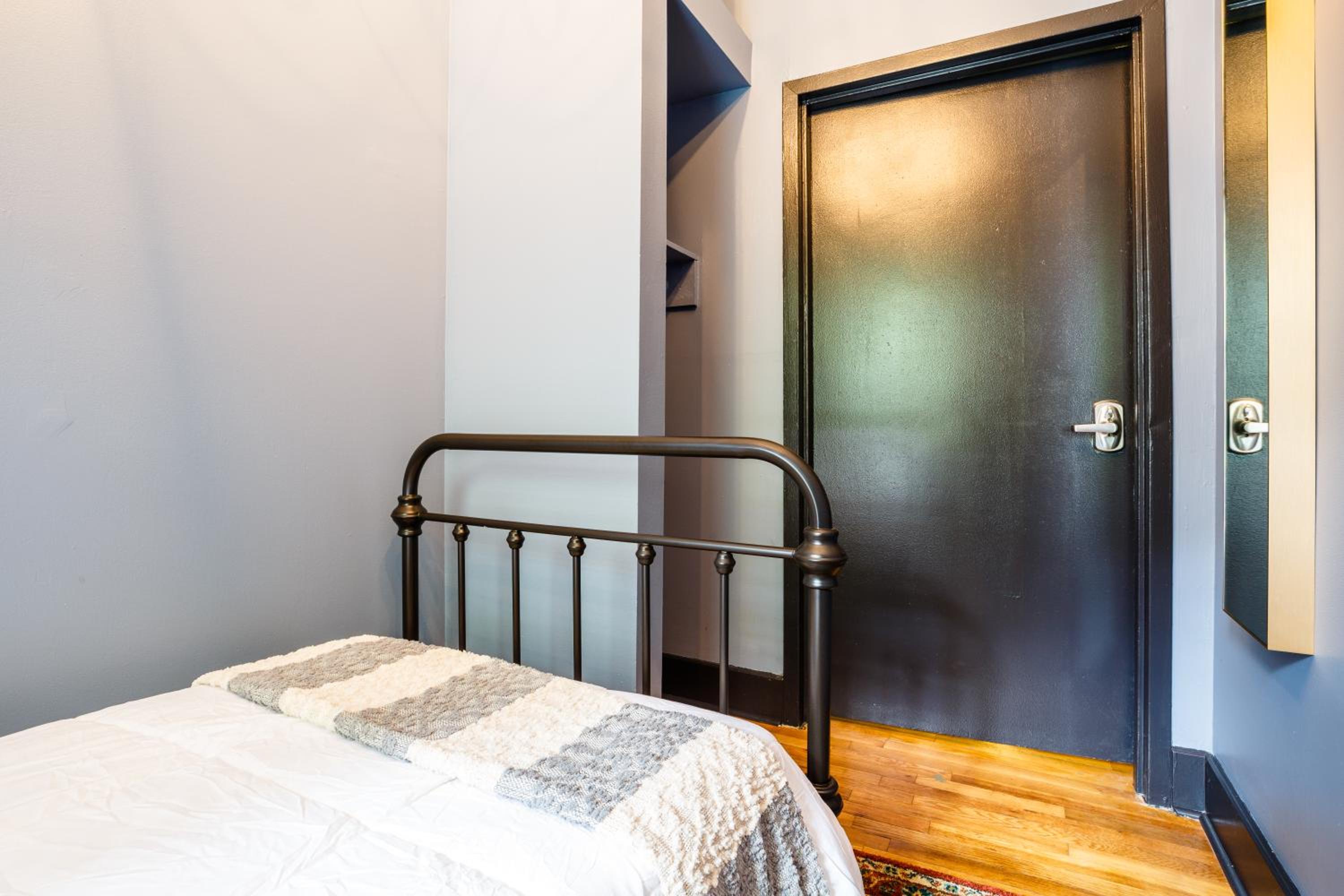 Single Room with Shared Shower and Toilet photo 3