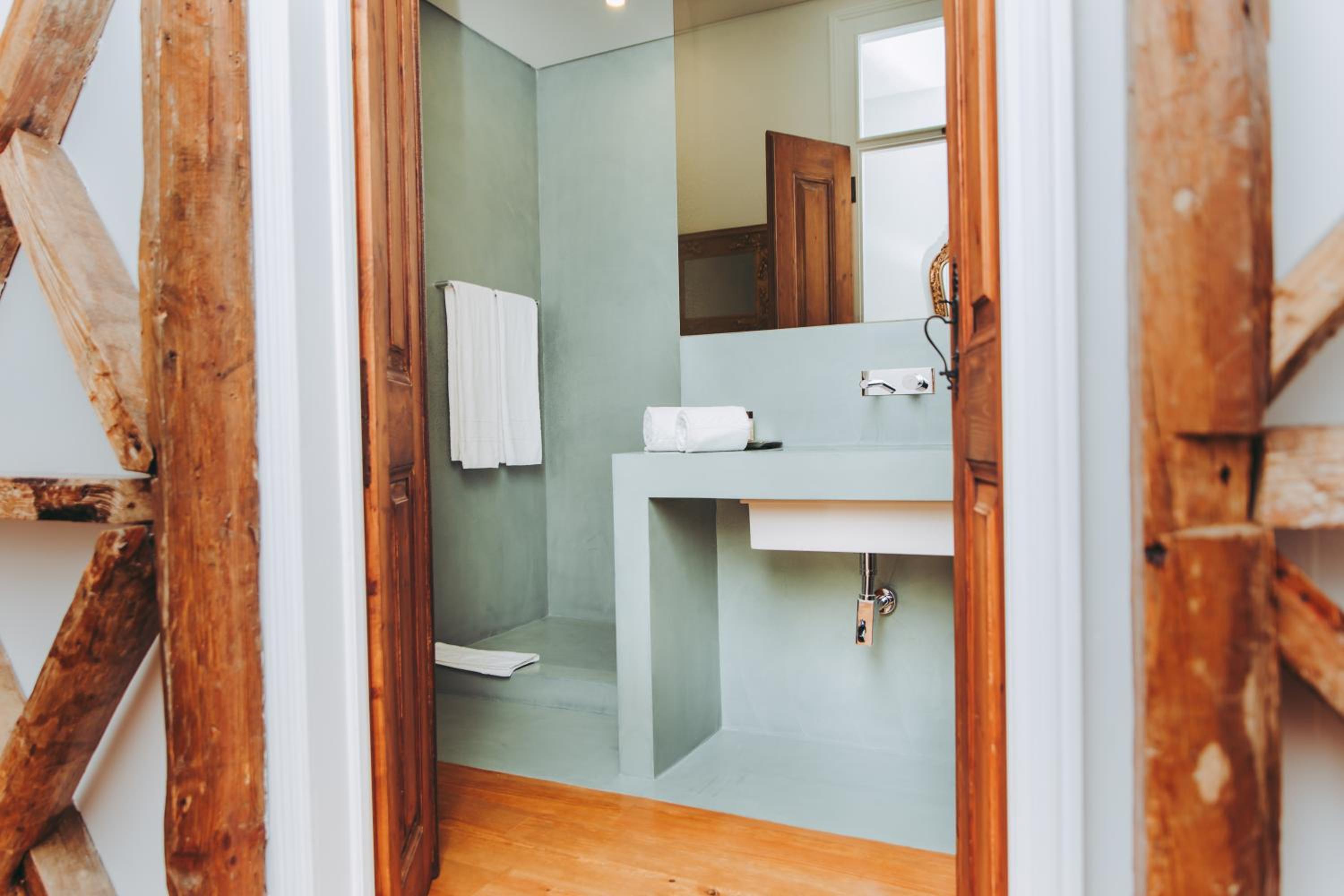 Superior One-Bedroom Apartment - Photo 11